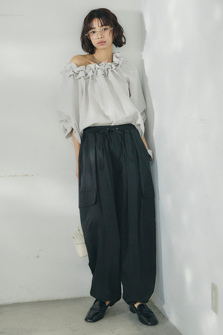 [SET]ネックフリルデザインブラウス+撥水ジョガーパンツ(2set)