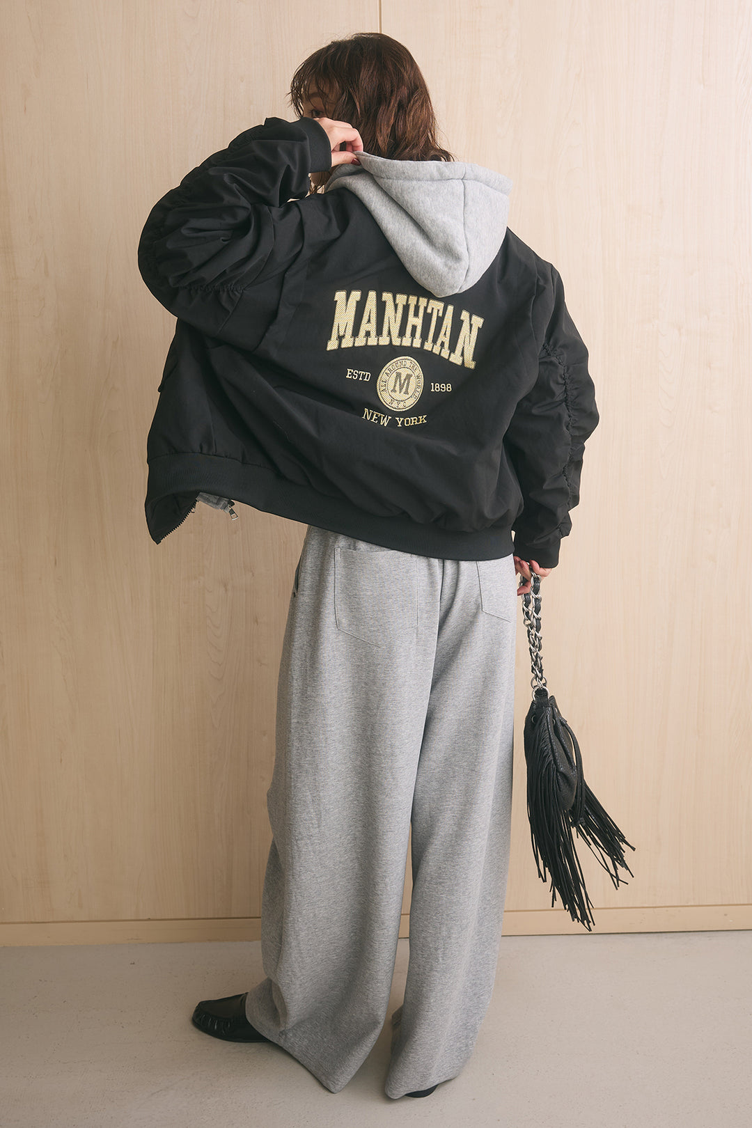 [SET]カレッジロゴフーディーブルゾン+スタッズ付きニーサイドタックスウェットパンツ(2set)