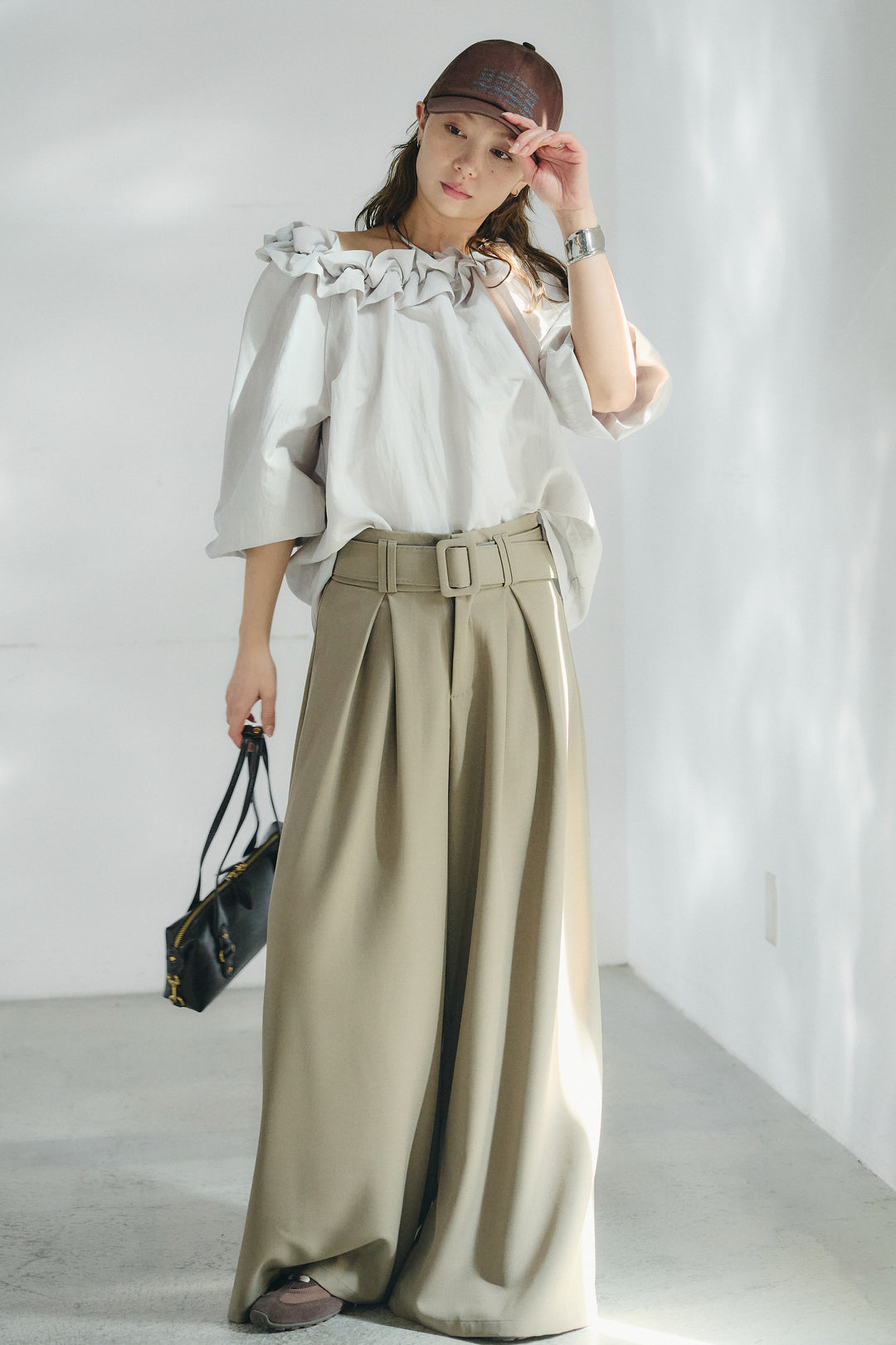 [SET]ネックフリルデザインブラウス+ベルト付きツータックワイドパンツ(2set)
