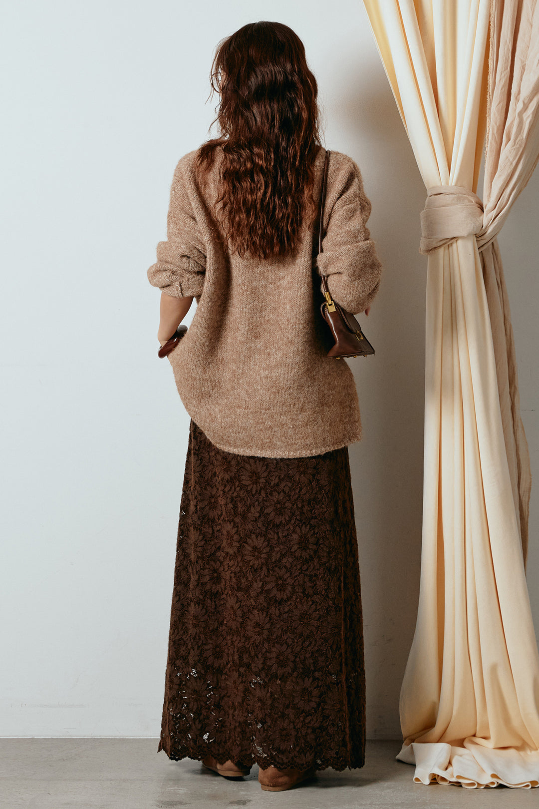 [SET]フロントロゴデザインニットトップス+花柄刺繍ベロアフレアスカート(2set)