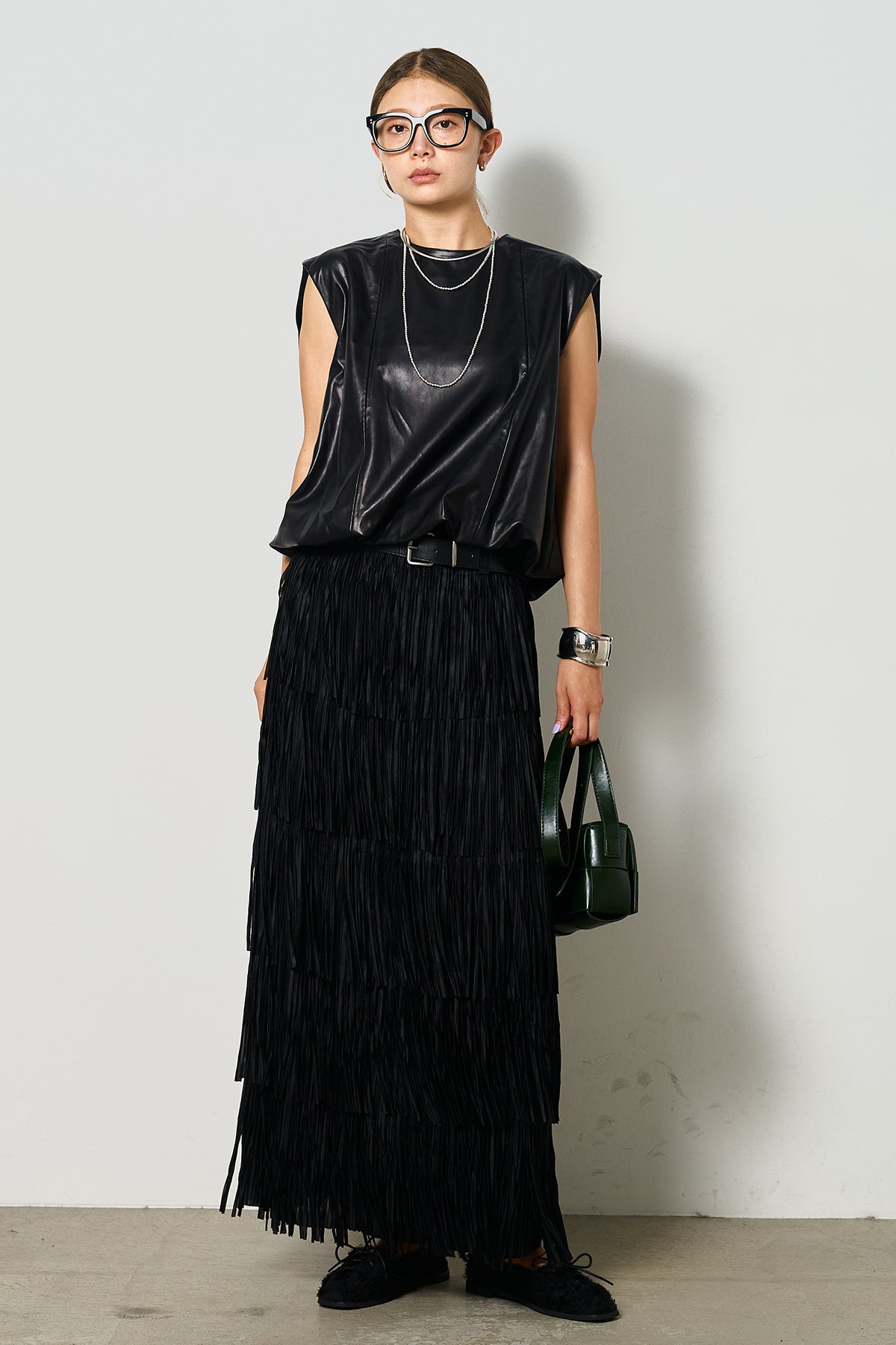 SET]フェイクレザージップトップス+ベルト付きフリンジスカート(2set