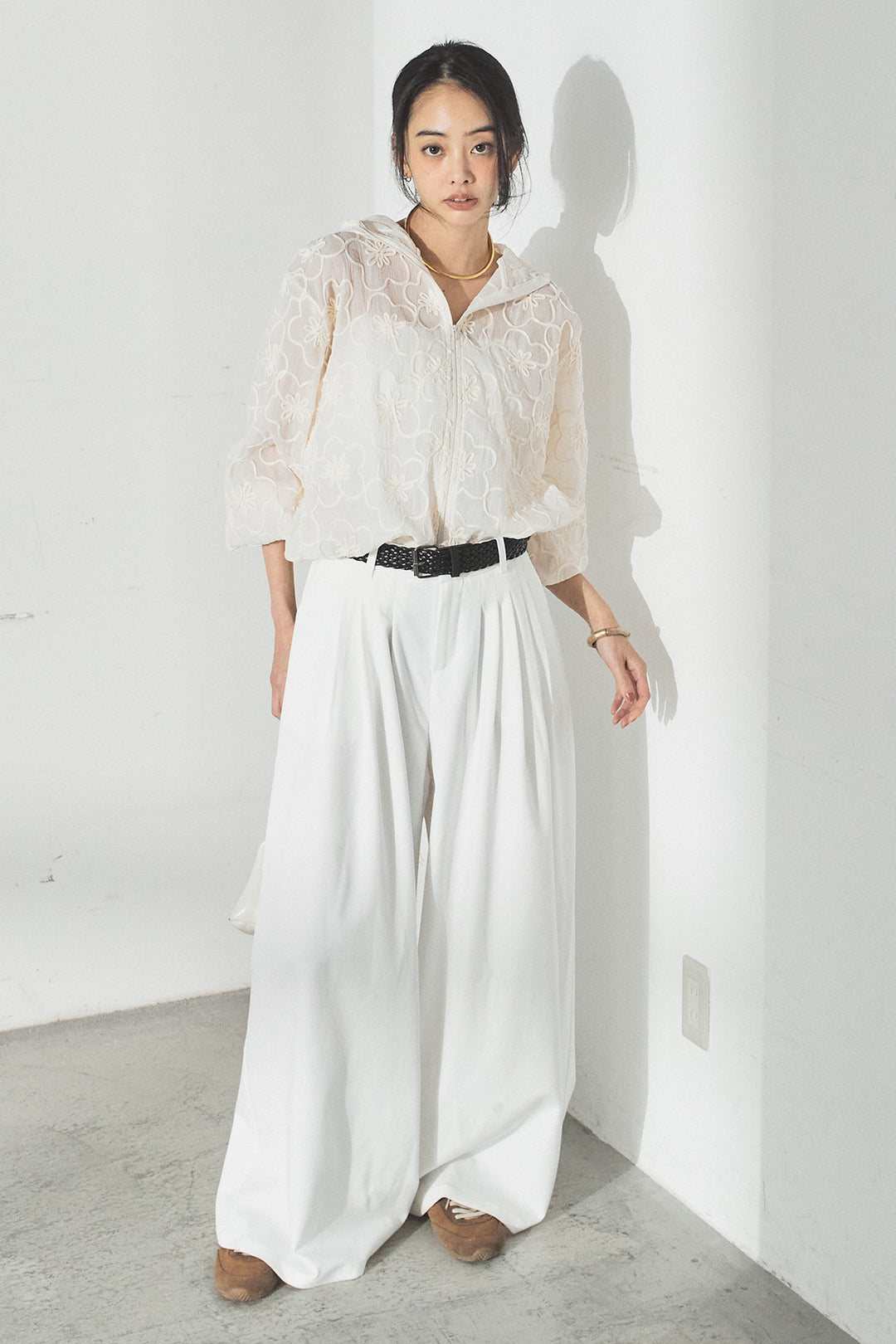 [SET]シアーフラワーフードブルゾン+編みベルト付きウエストタックワイドパンツ(2set)