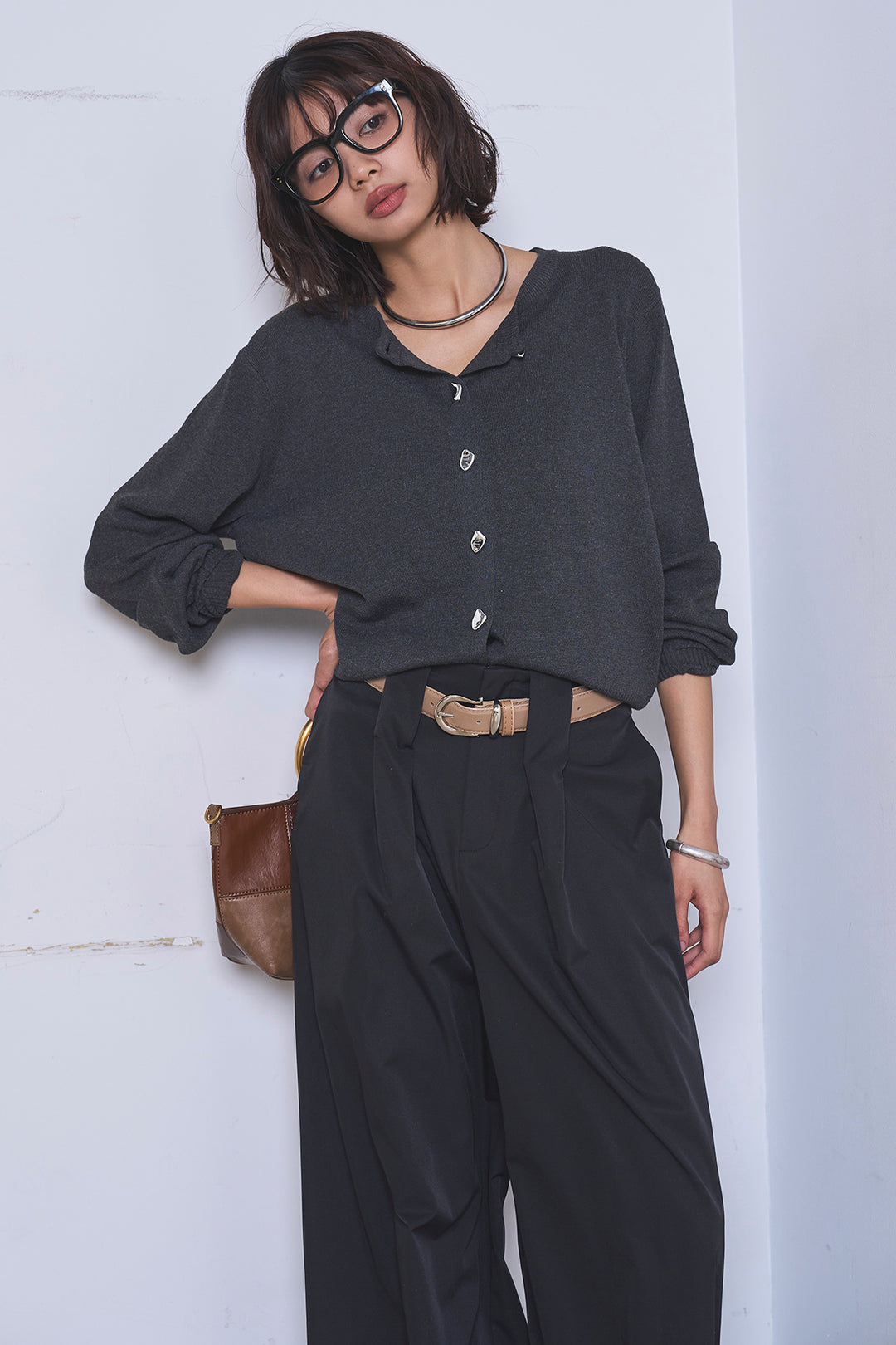 [SET]リサイクルポリニュアンス釦カーデ+ベルトループデザインハイウエストタックパンツ(2set)