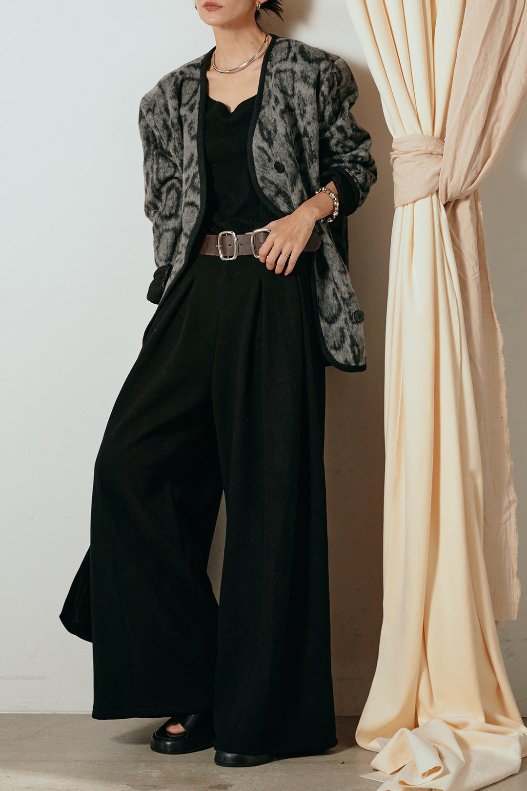 [SET]ノーカラーレオパード柄アウター+フェイクレザー太ベルト付きタックワイドパンツ(2set)