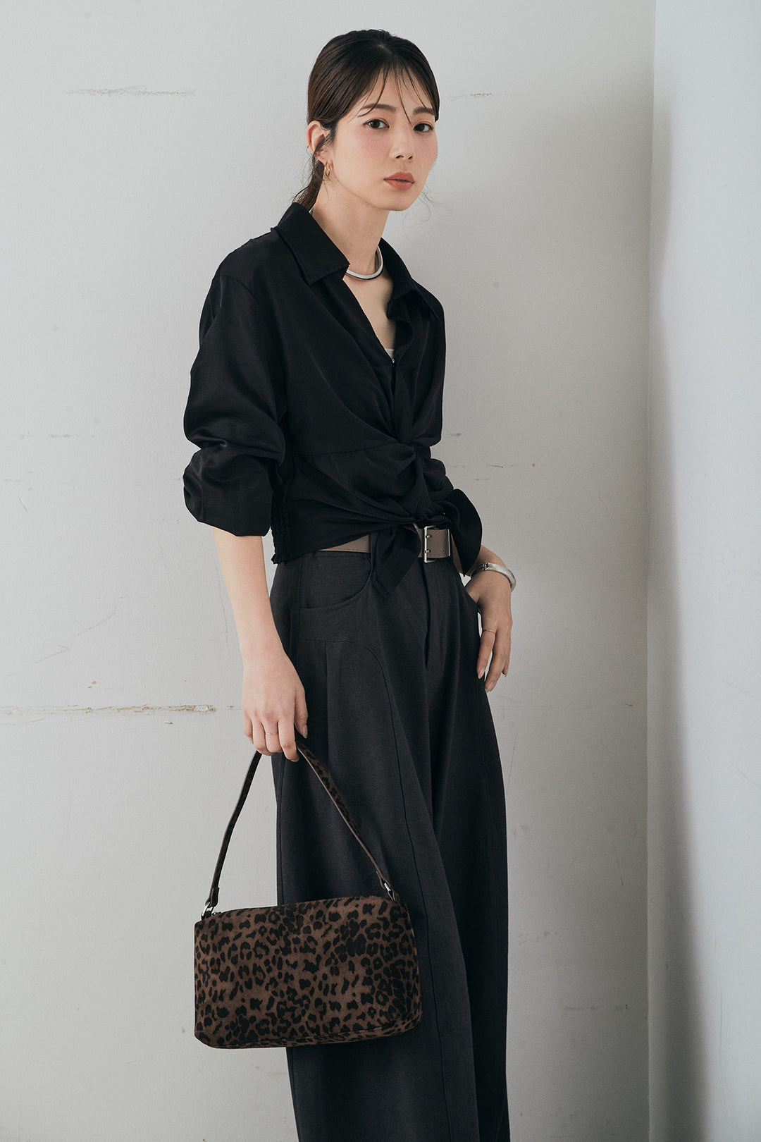 [SET]裾巻きツイストデザインシャツ+ベルト付きサイドタックワイドパンツ(2set)