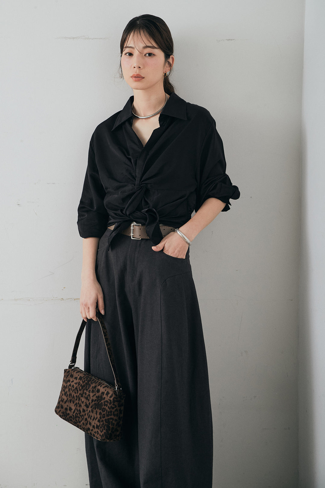 [SET]裾巻きツイストデザインシャツ+ベルト付きサイドタックワイドパンツ(2set)