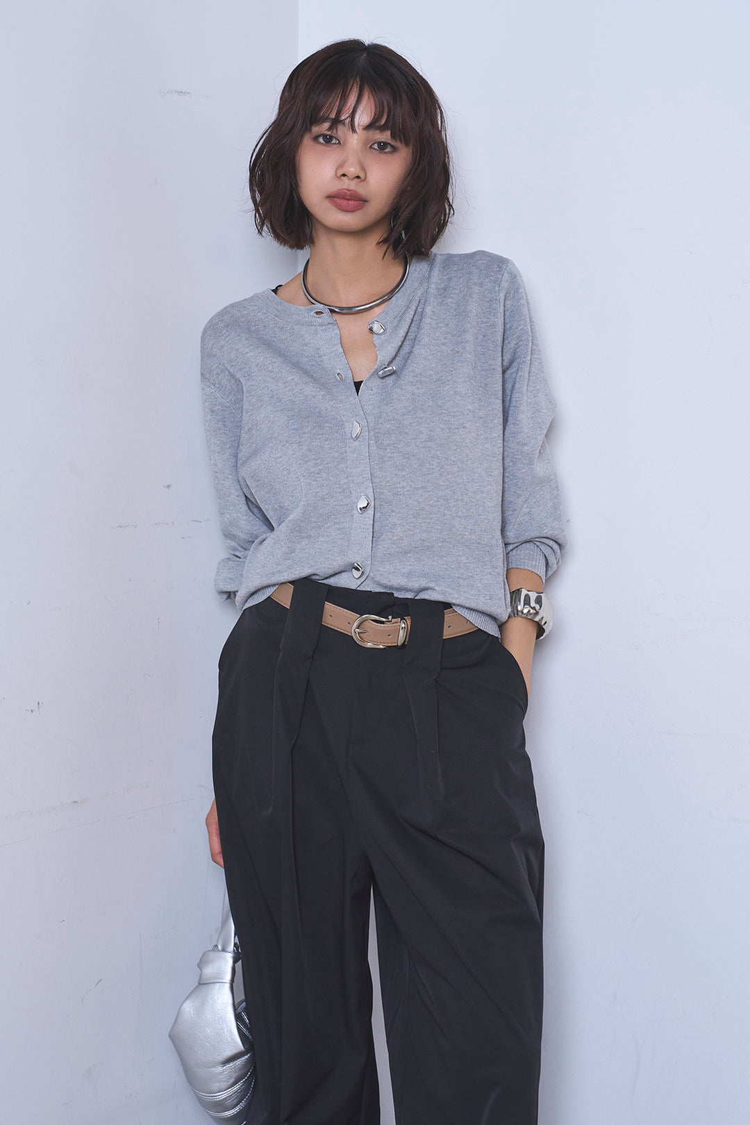 [SET]リサイクルポリニュアンス釦カーデ+ベルトループデザインハイウエストタックパンツ(2set)