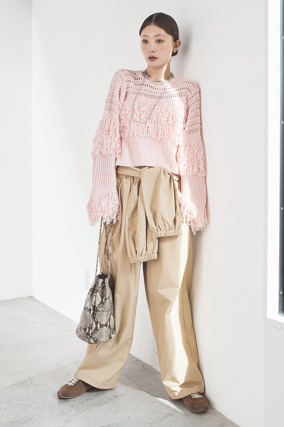 [SET]メッシュフリンジ切り替えプルオーバー+合繊ツイルスタンドウエスト巻きジョガーパンツ(2set)