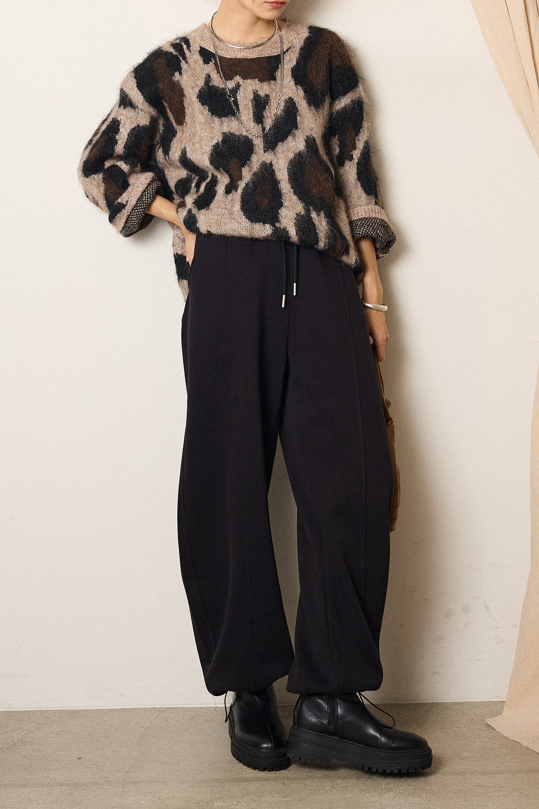 [SET]ルーズアニマルモヘアニットトップス+スウェットワイドカーブパンツ(2set)