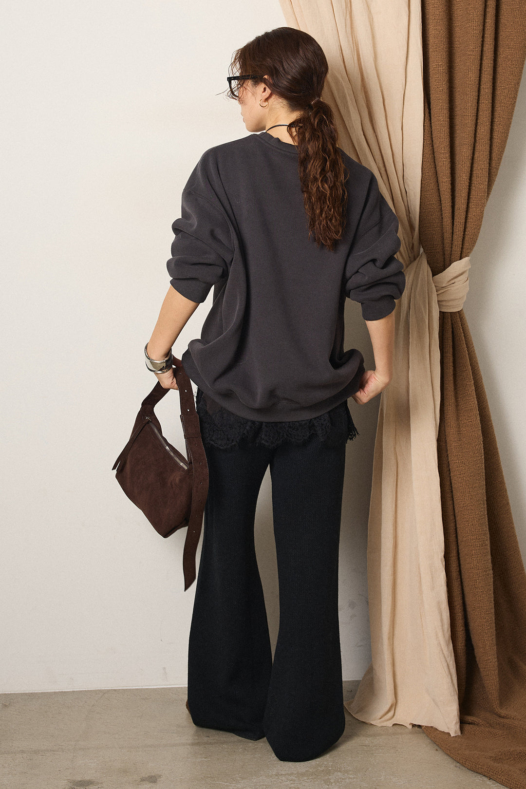 [SET]ロゴデザインルーズスウェット+レースサテンキャミソール+ワイドリブニットイージーパンツ(3set)