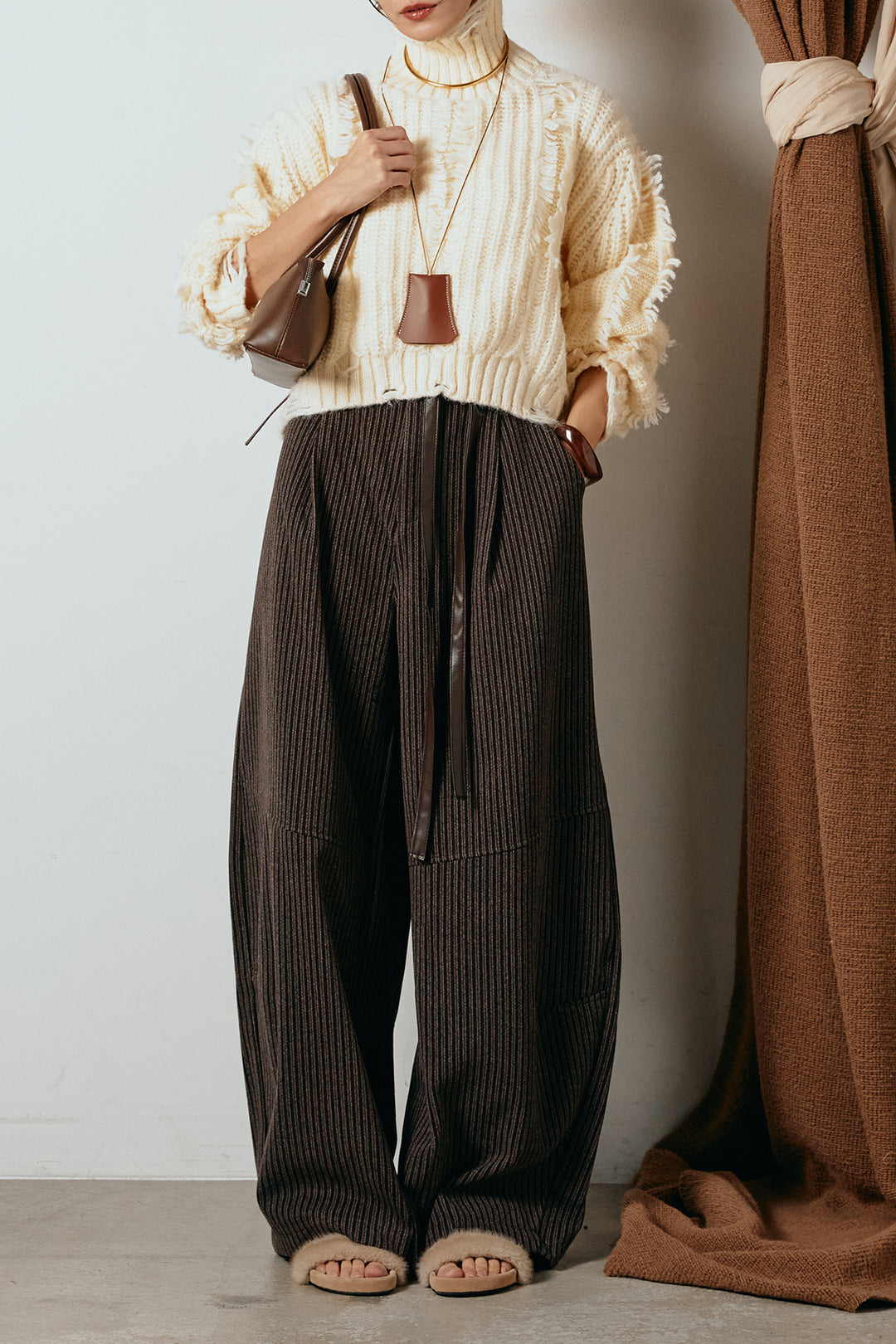 [SET]フリンジタートルショートニット+レザーライク配色ストライプパンツ(2set)