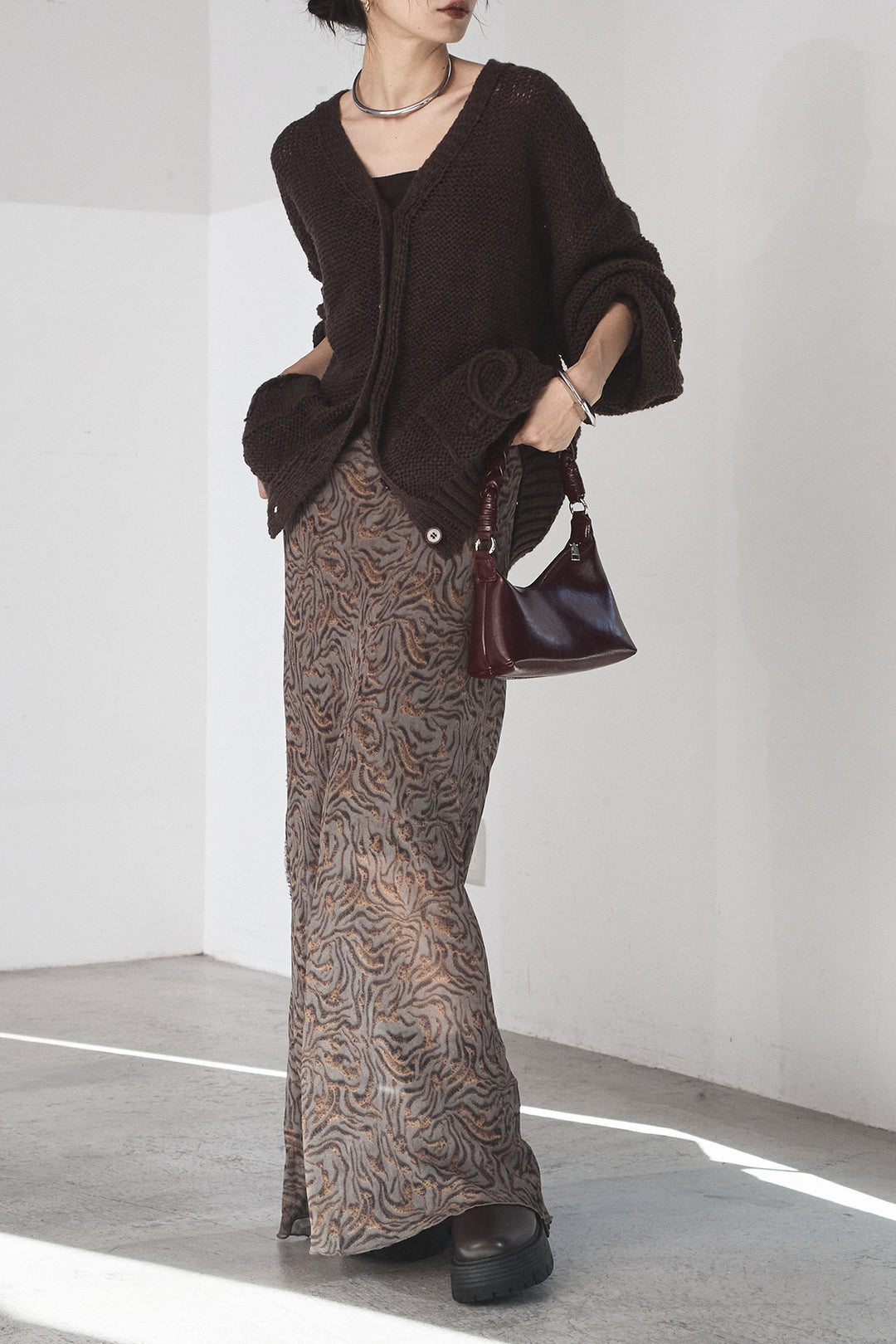 [SET]コード刺繍リラックスニットカーディガン+抽象柄ロングスカート(2set)