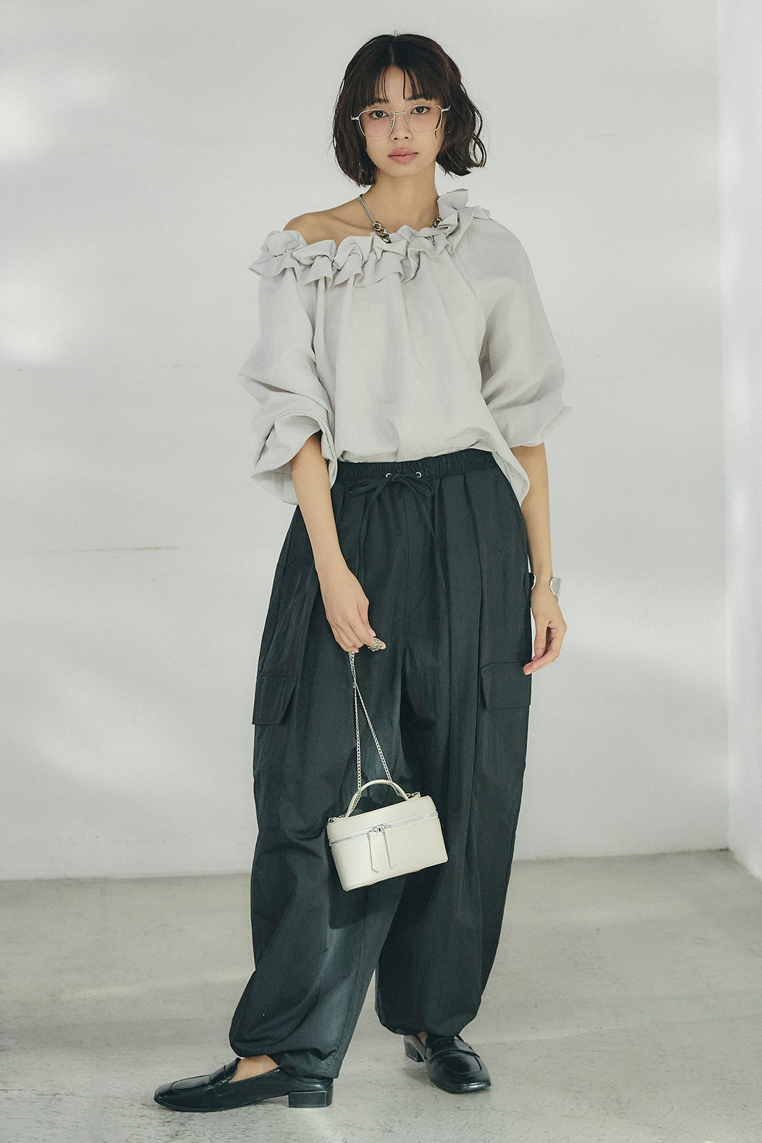 [SET]ネックフリルデザインブラウス+撥水ジョガーパンツ(2set)