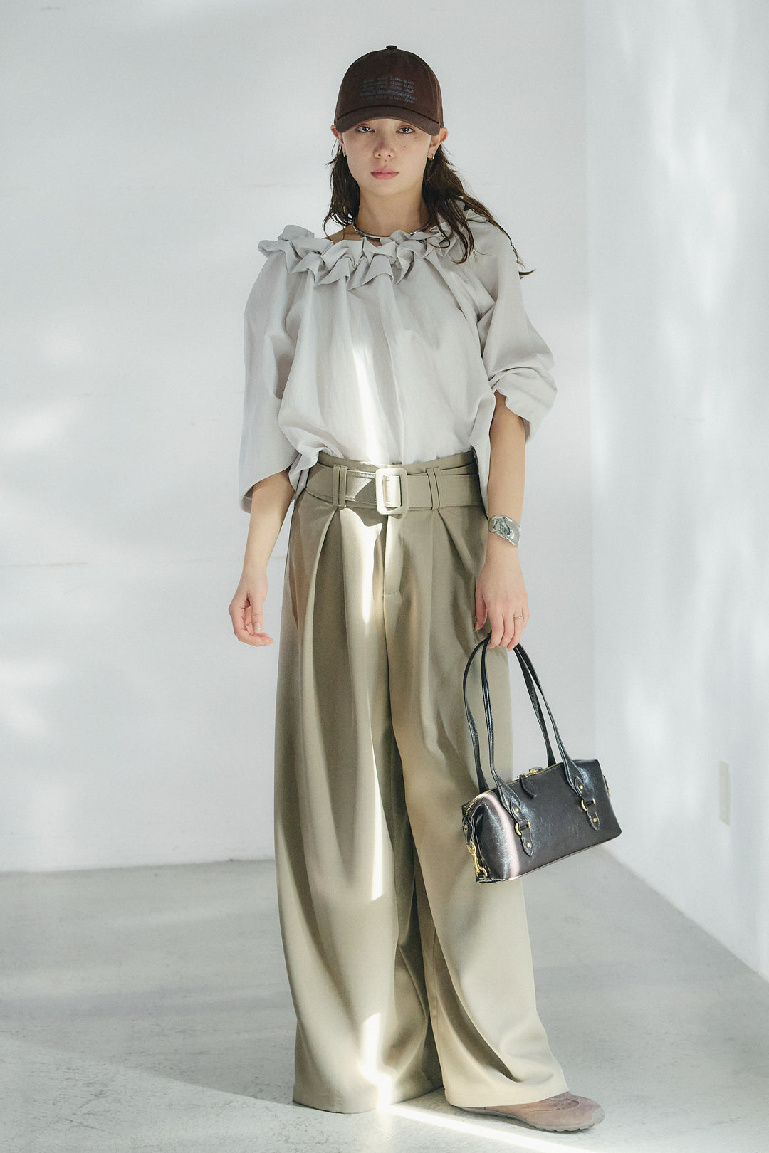 [SET]ネックフリルデザインブラウス+ベルト付きツータックワイドパンツ(2set)