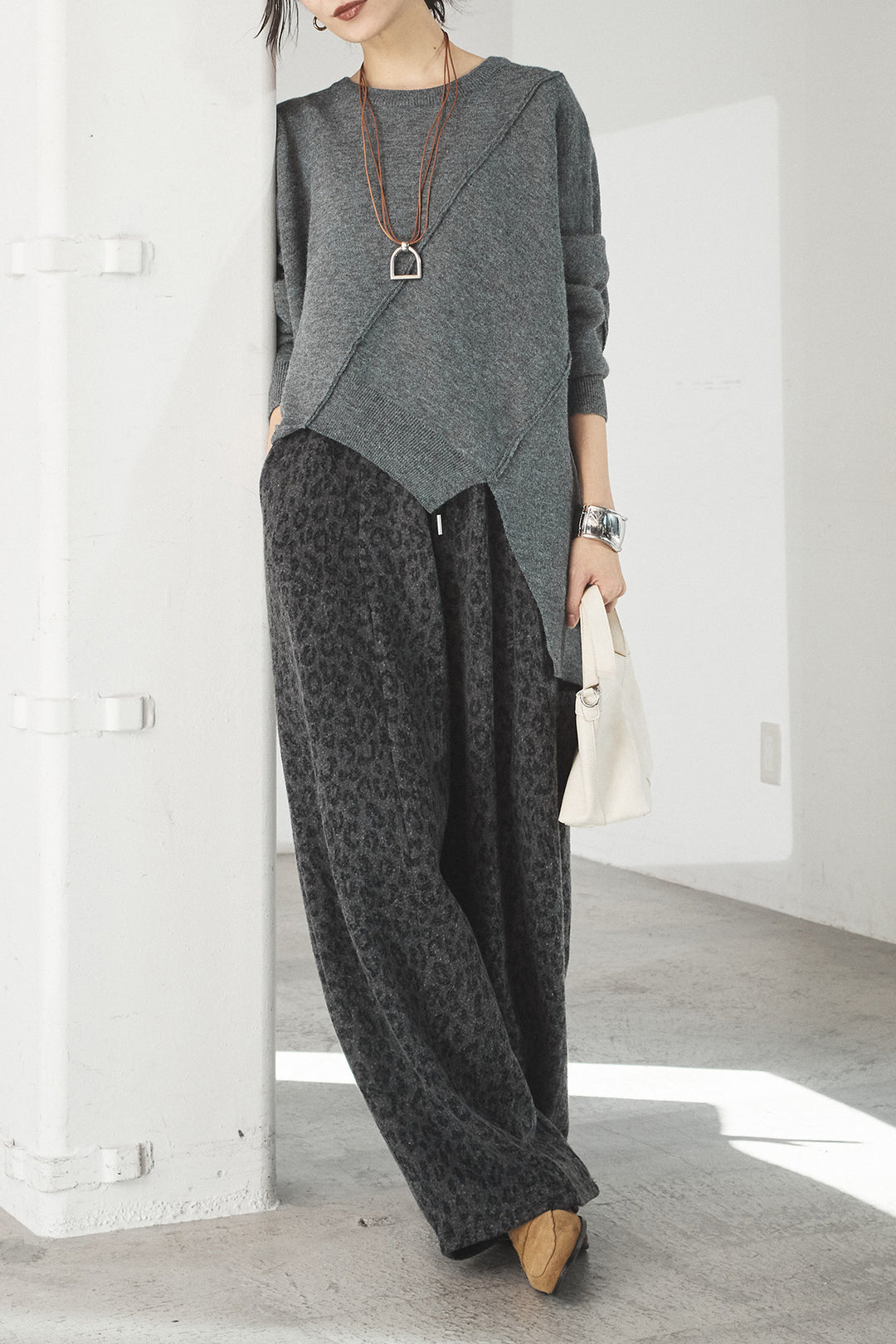 [SET]アシンメトリーデザインニットトップス+リラックスレオパード柄ワイドパンツ(2set)