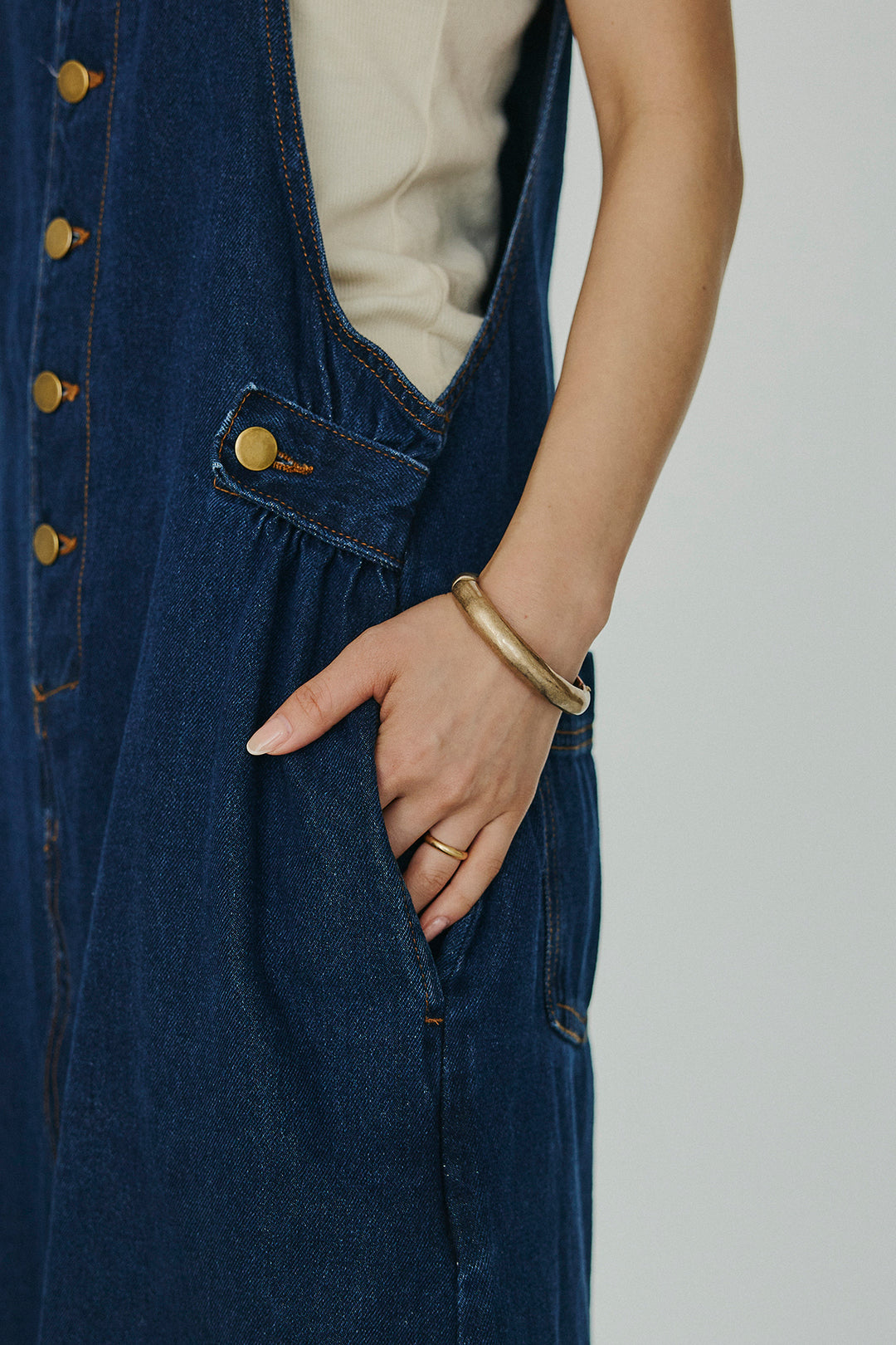 [SET]ケープカラーナイロンブラウス+配色ショルダーデニムサロペットスカート(2set)