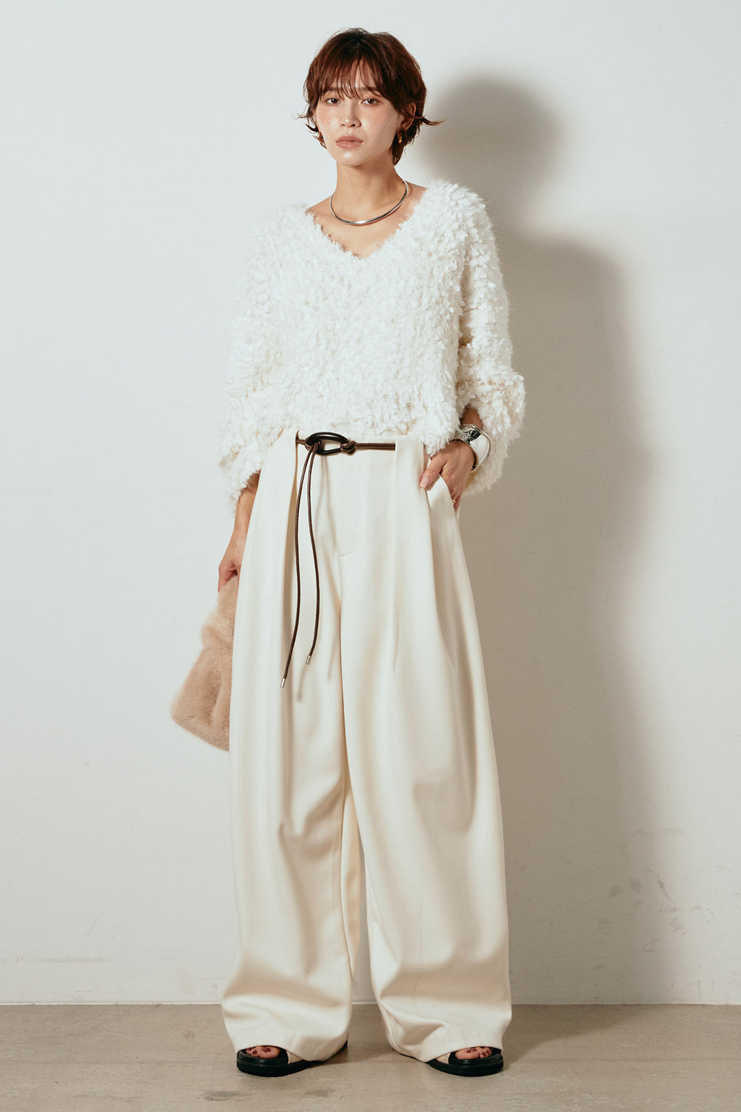 [SET]深Vネックチョウチョヤーンニットトップス+細フェイクレザーベルト付きワイドタックパンツ(2set)