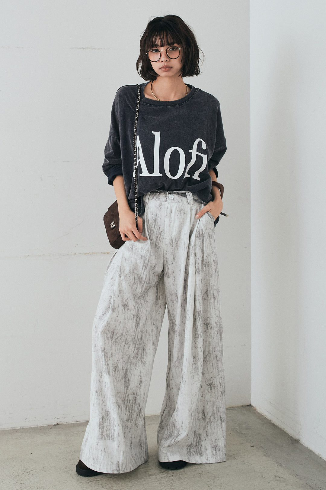 [SET]裾センタードロストロゴプリントワイドTシャツ+紐ベルト付きかすれ柄ワイドスラックス(2set)