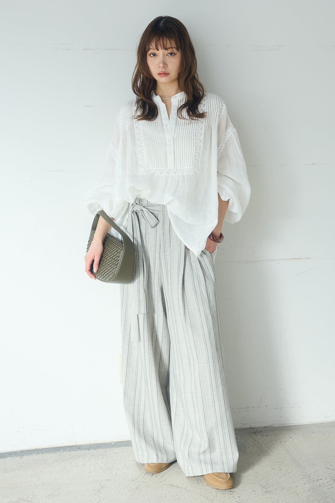 [SET]レース刺繍ラインバンドカラーシャツ+リネンライクピンストライプサイドデザインパンツ(2set)