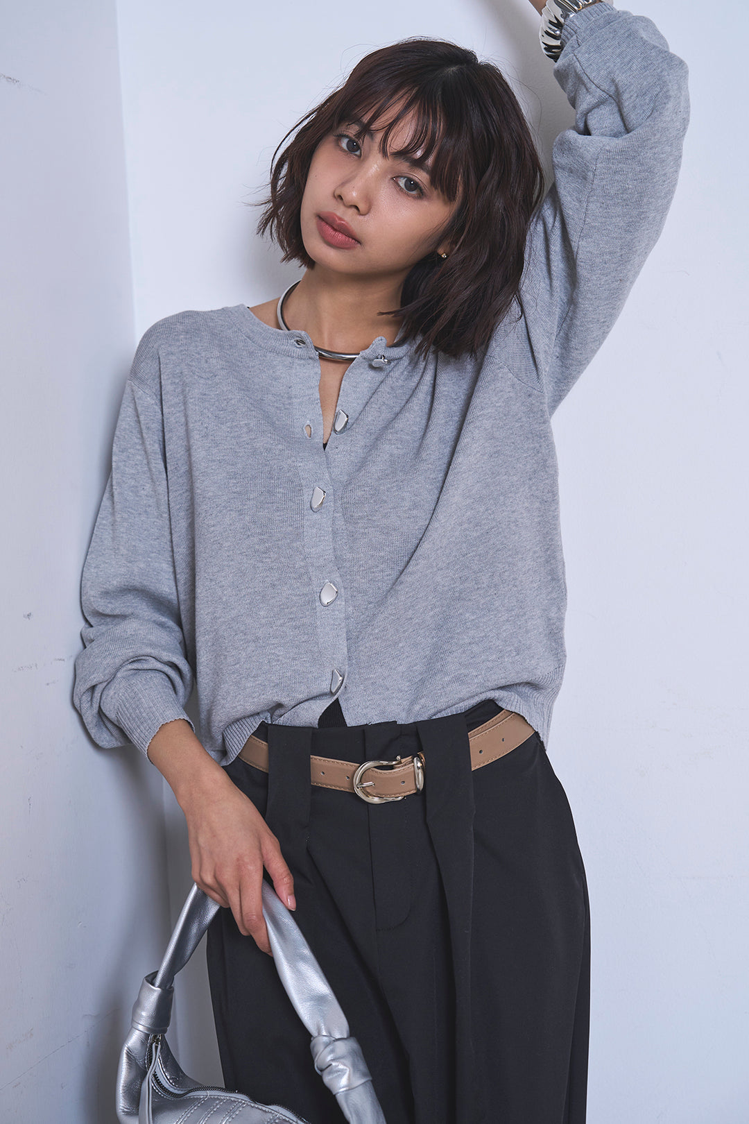 [SET]リサイクルポリニュアンス釦カーデ+ベルトループデザインハイウエストタックパンツ(2set)