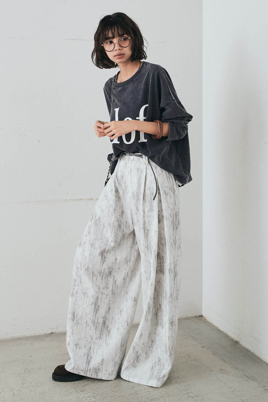 [SET]裾センタードロストロゴプリントワイドTシャツ+紐ベルト付きかすれ柄ワイドスラックス(2set)