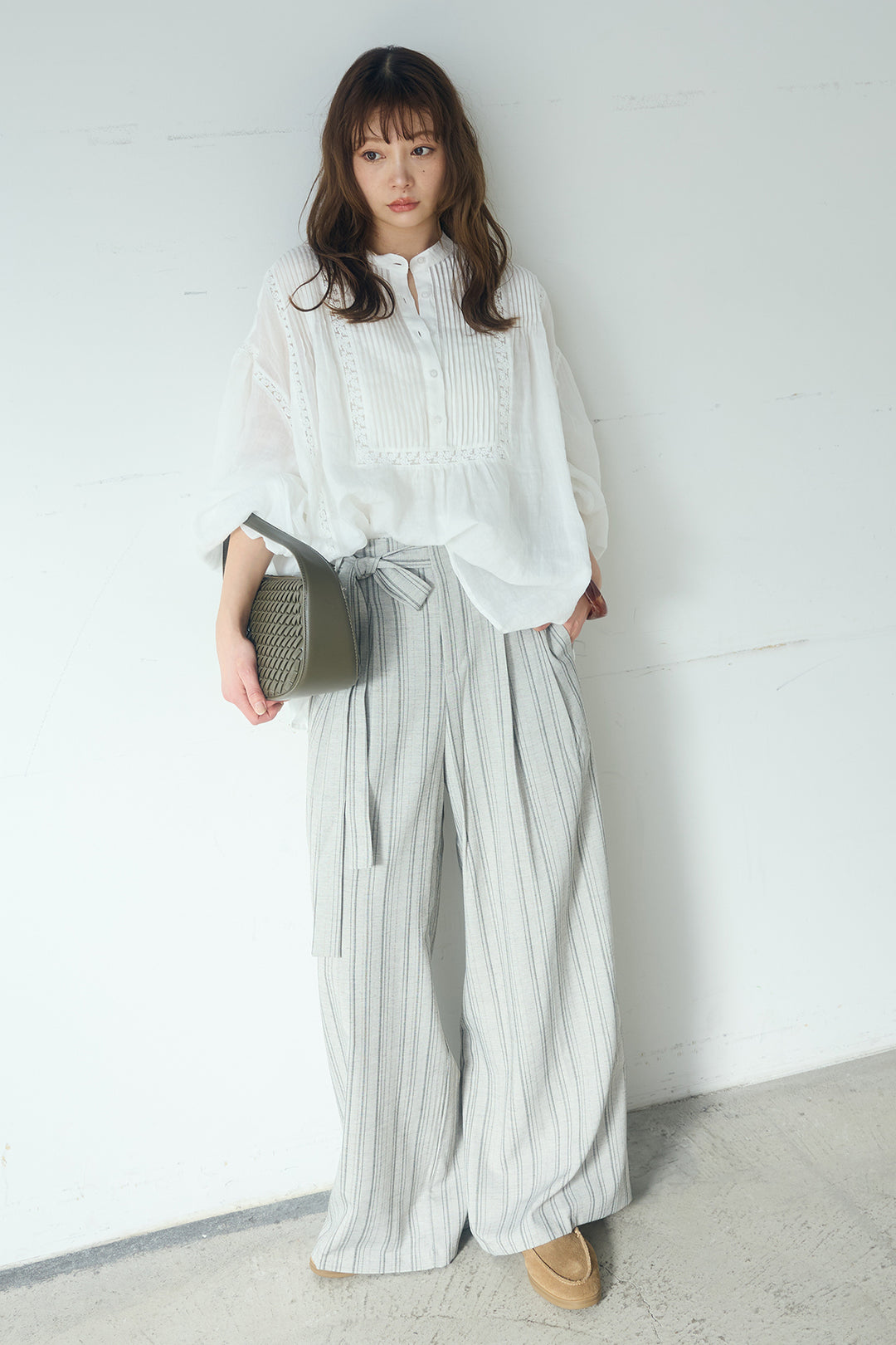 [SET]レース刺繍ラインバンドカラーシャツ+リネンライクピンストライプサイドデザインパンツ(2set)