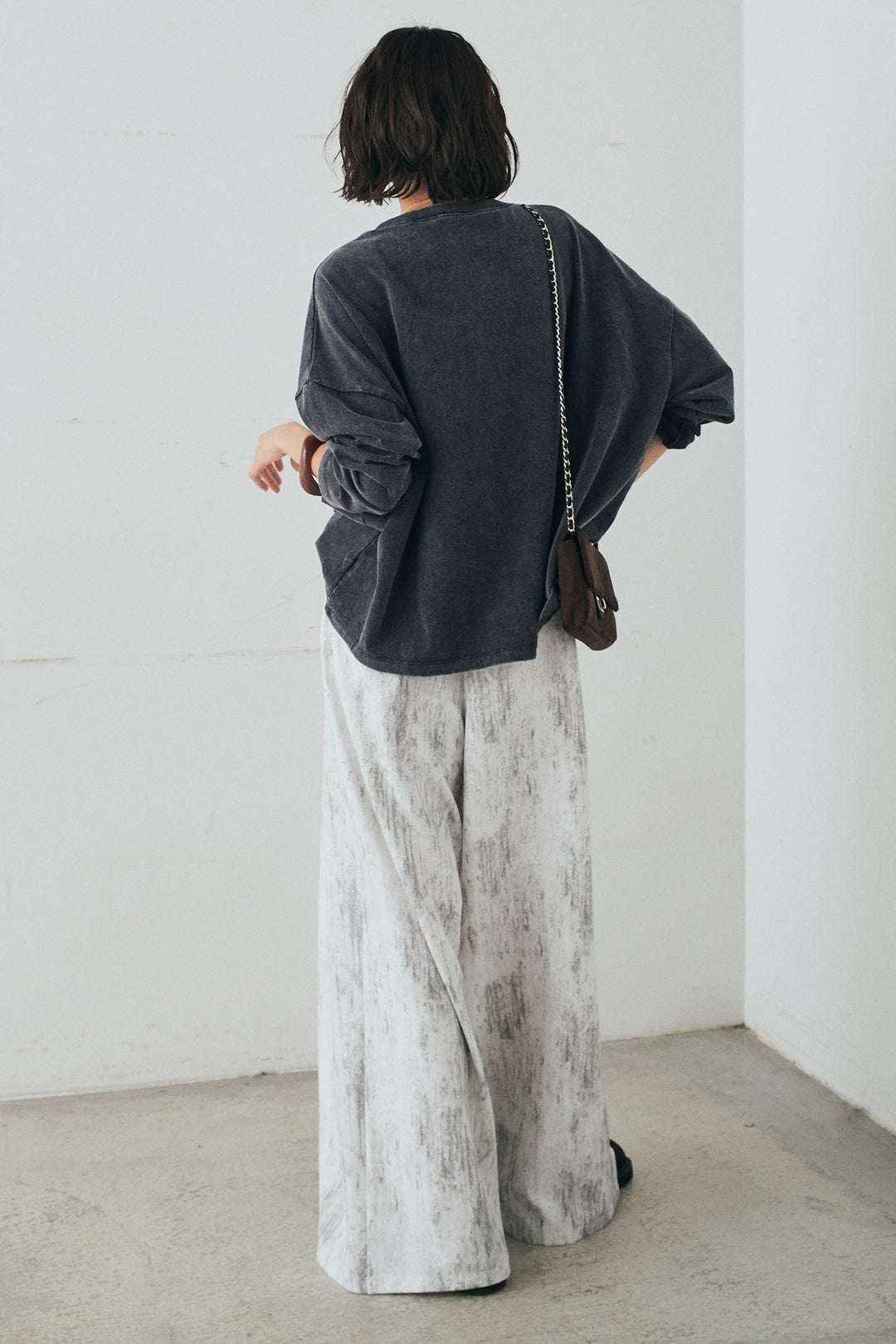 [SET]裾センタードロストロゴプリントワイドTシャツ+紐ベルト付きかすれ柄ワイドスラックス(2set)
