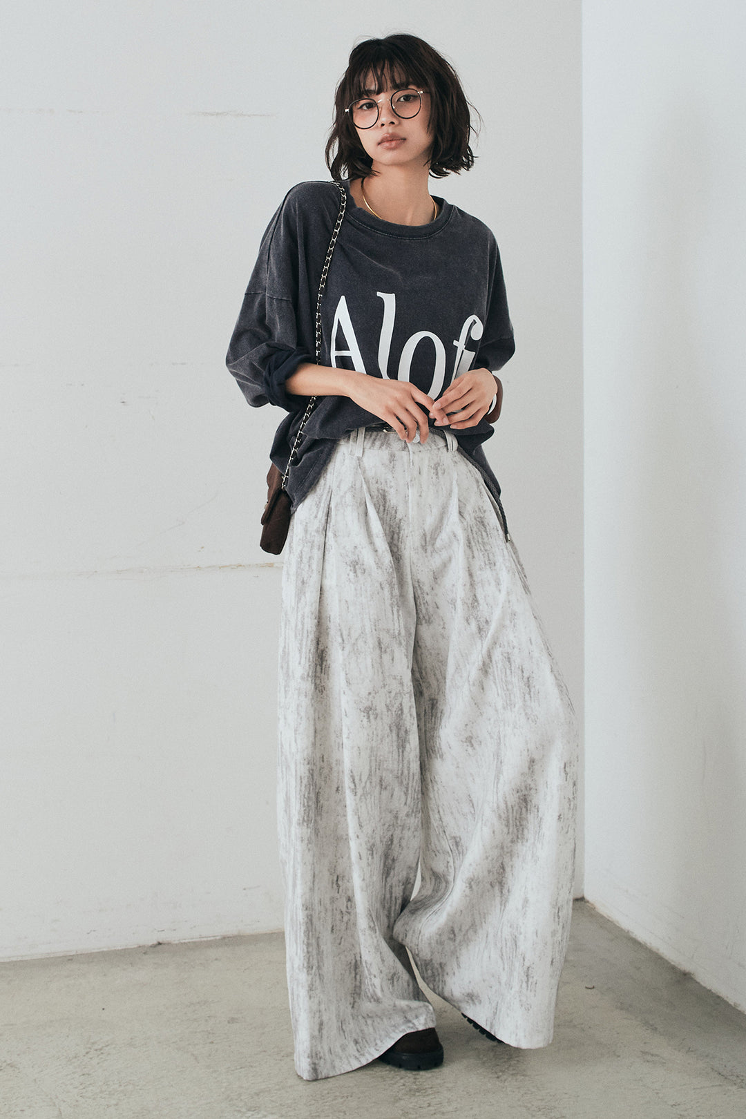 [SET]裾センタードロストロゴプリントワイドTシャツ+紐ベルト付きかすれ柄ワイドスラックス(2set)