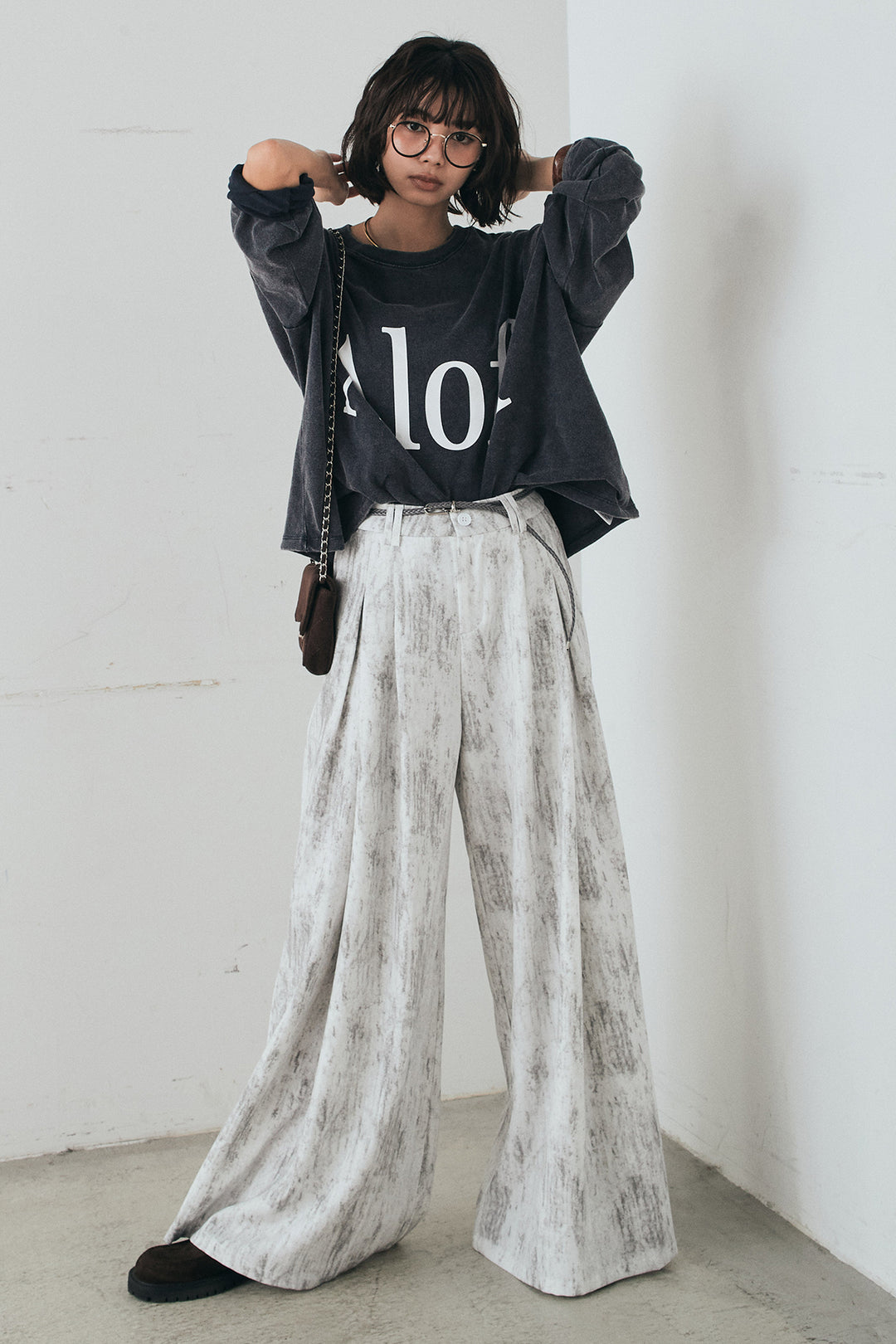 [SET]裾センタードロストロゴプリントワイドTシャツ+紐ベルト付きかすれ柄ワイドスラックス(2set)