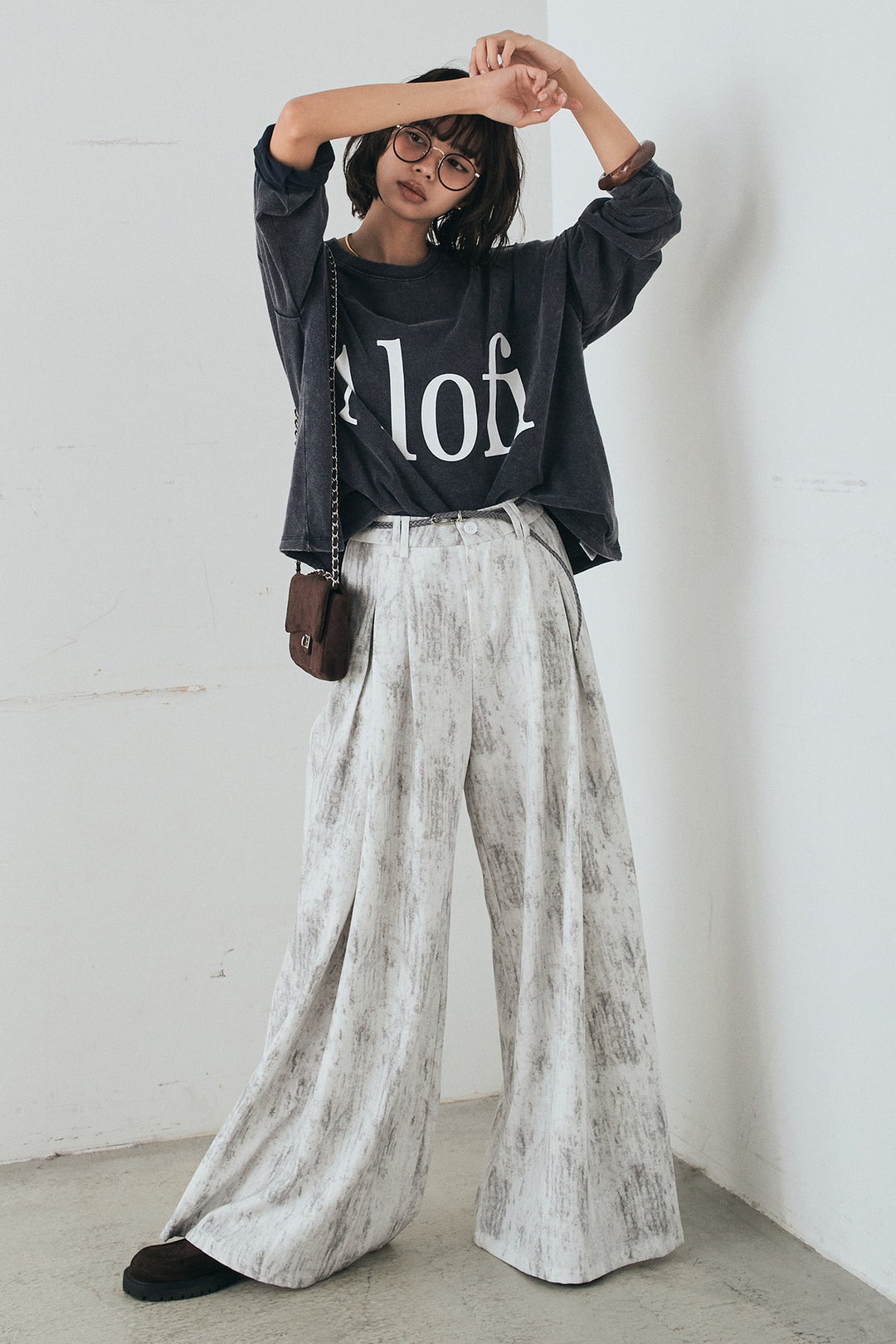 [SET]裾センタードロストロゴプリントワイドTシャツ+紐ベルト付きかすれ柄ワイドスラックス(2set)