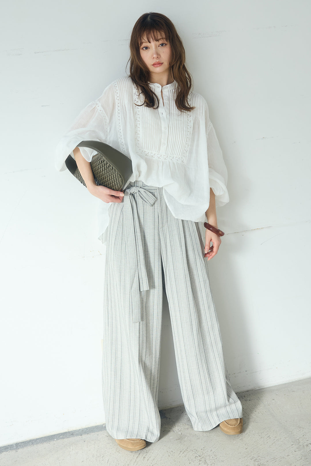 [SET]レース刺繍ラインバンドカラーシャツ+リネンライクピンストライプサイドデザインパンツ(2set)