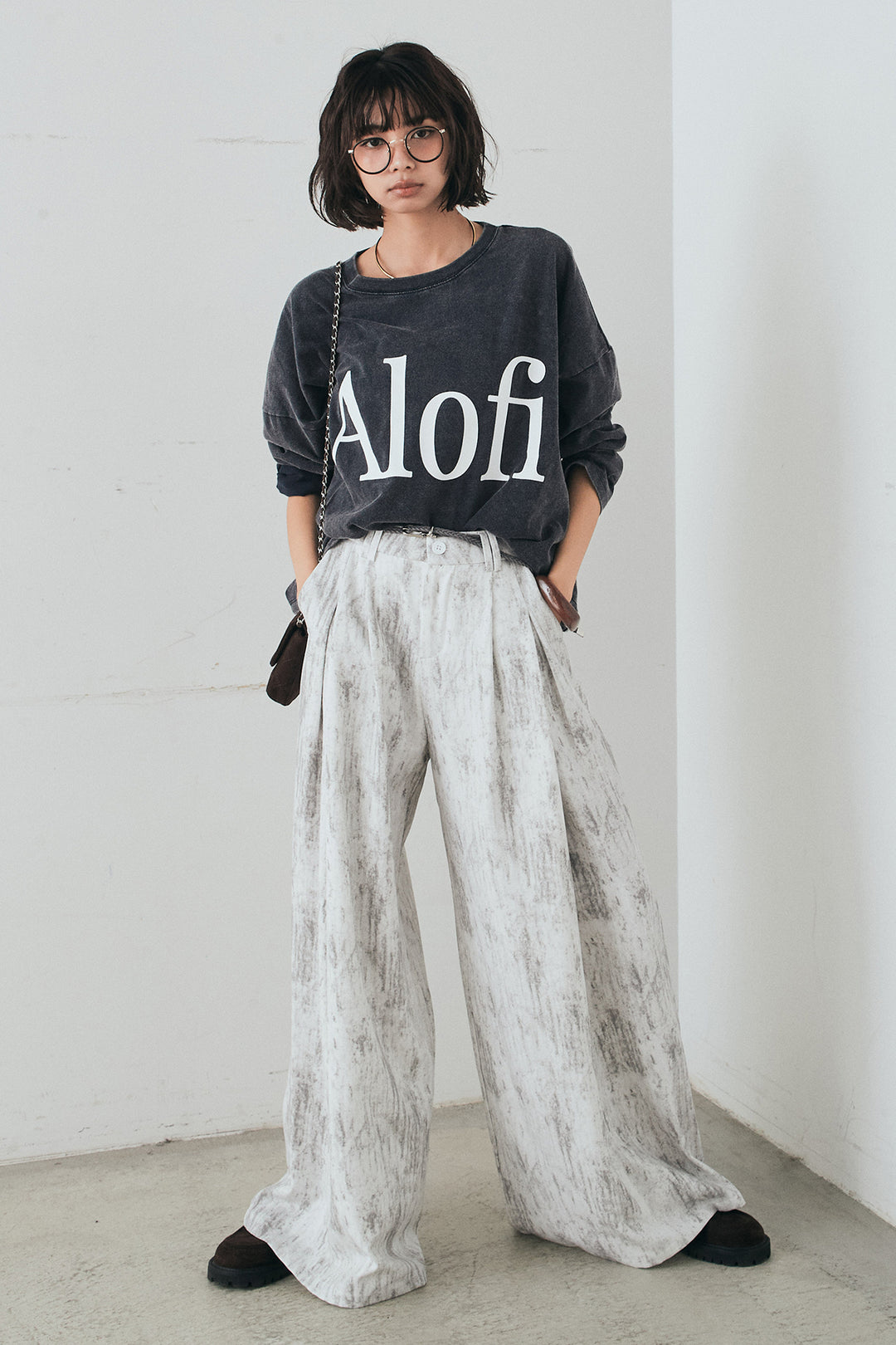 [SET]裾センタードロストロゴプリントワイドTシャツ+紐ベルト付きかすれ柄ワイドスラックス(2set)