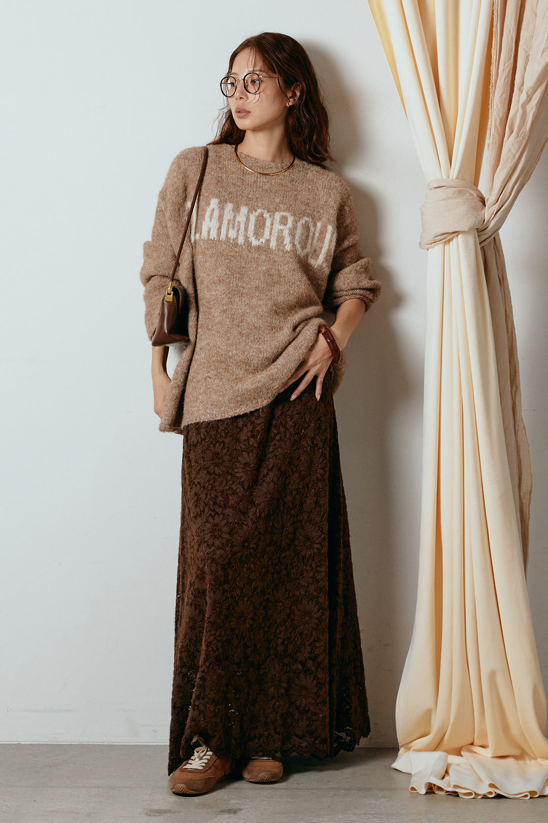 [SET]フロントロゴデザインニットトップス+花柄刺繍ベロアフレアスカート(2set)