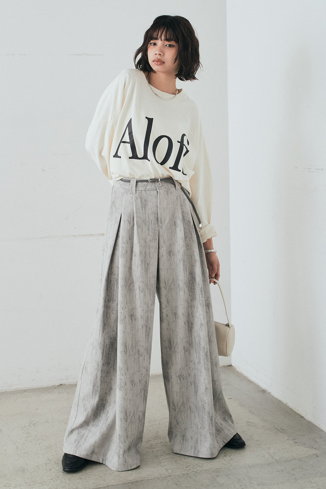 [SET]裾センタードロストロゴプリントワイドTシャツ+紐ベルト付きかすれ柄ワイドスラックス(2set)