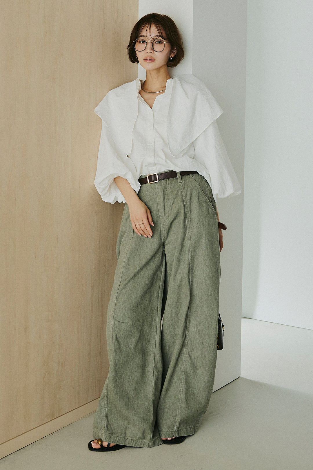 [SET]ケープカラーナイロンブラウス+サイドベルトカーブワイドパンツ(2set)