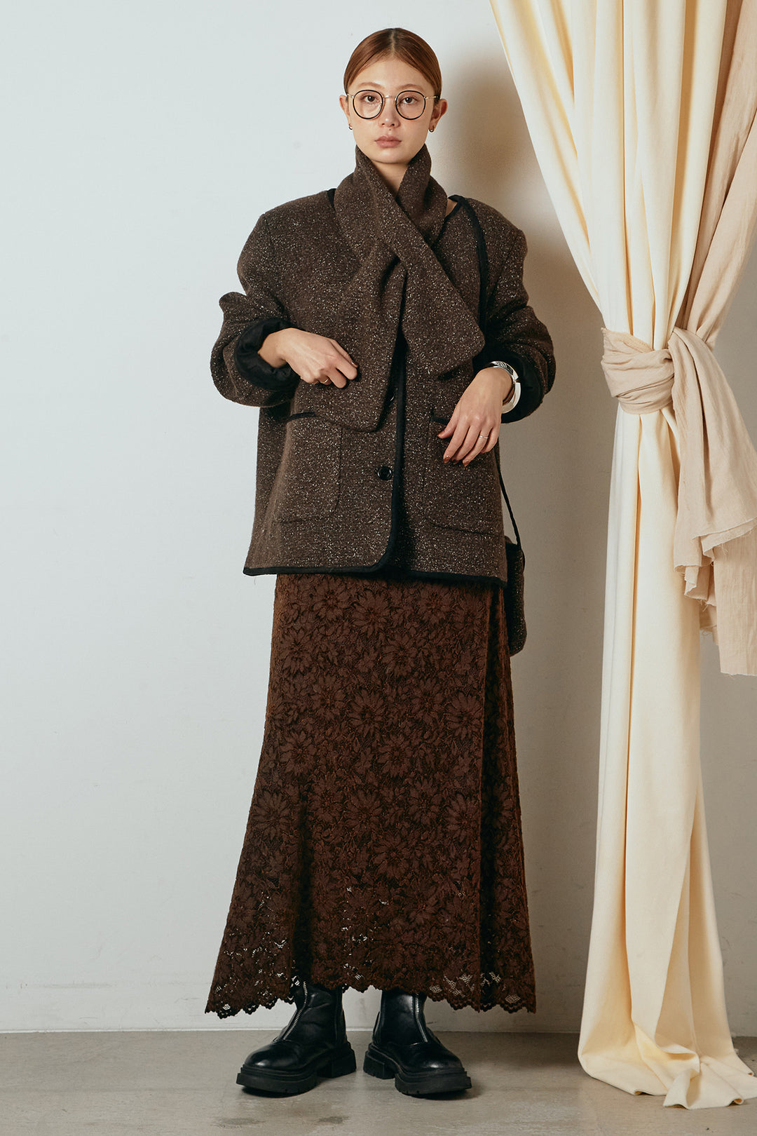 [SET]ノーカラーマフラーバッグ付きアウター+花柄刺繍ベロアフレアスカート(2set)