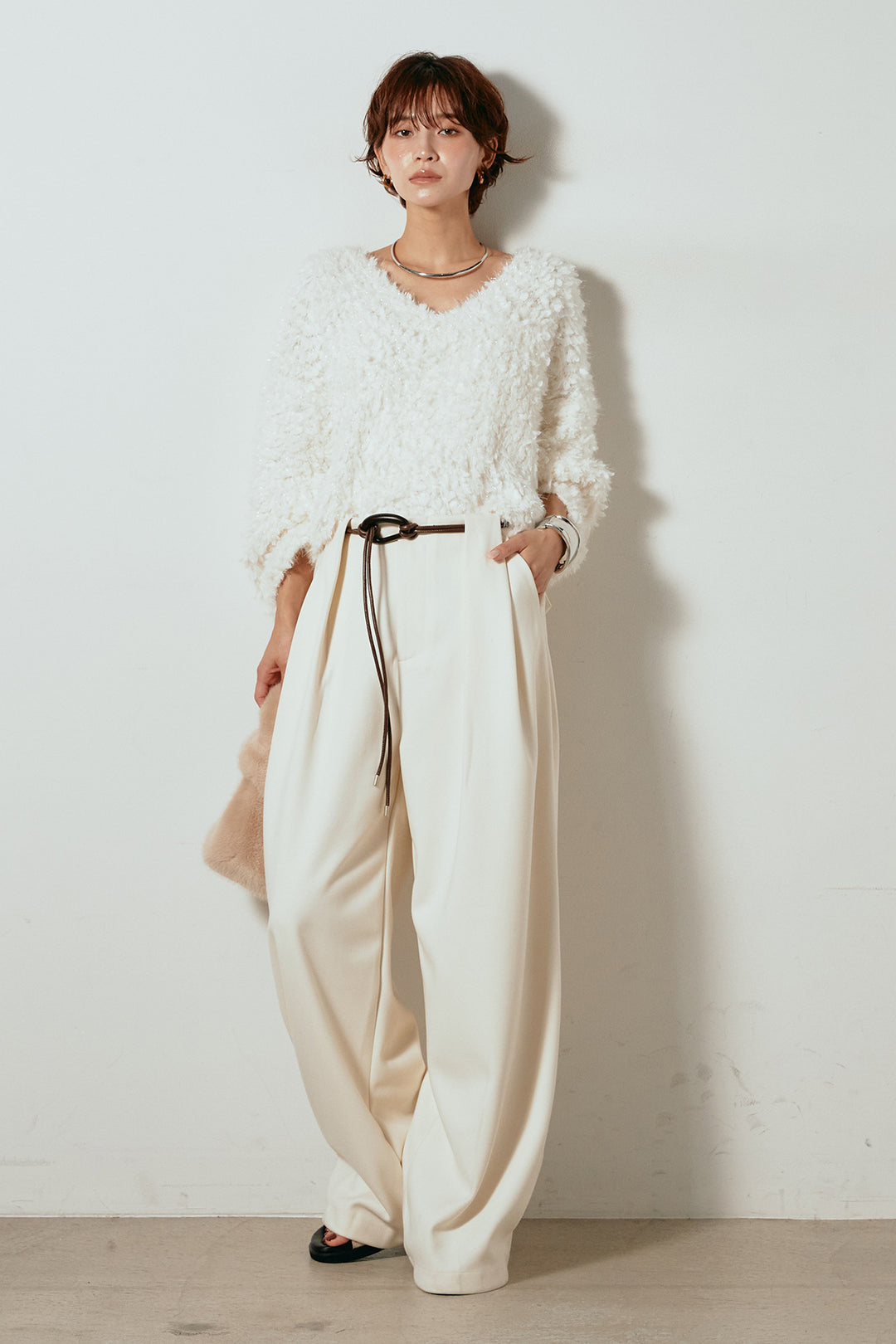 [SET]深Vネックチョウチョヤーンニットトップス+細フェイクレザーベルト付きワイドタックパンツ(2set)