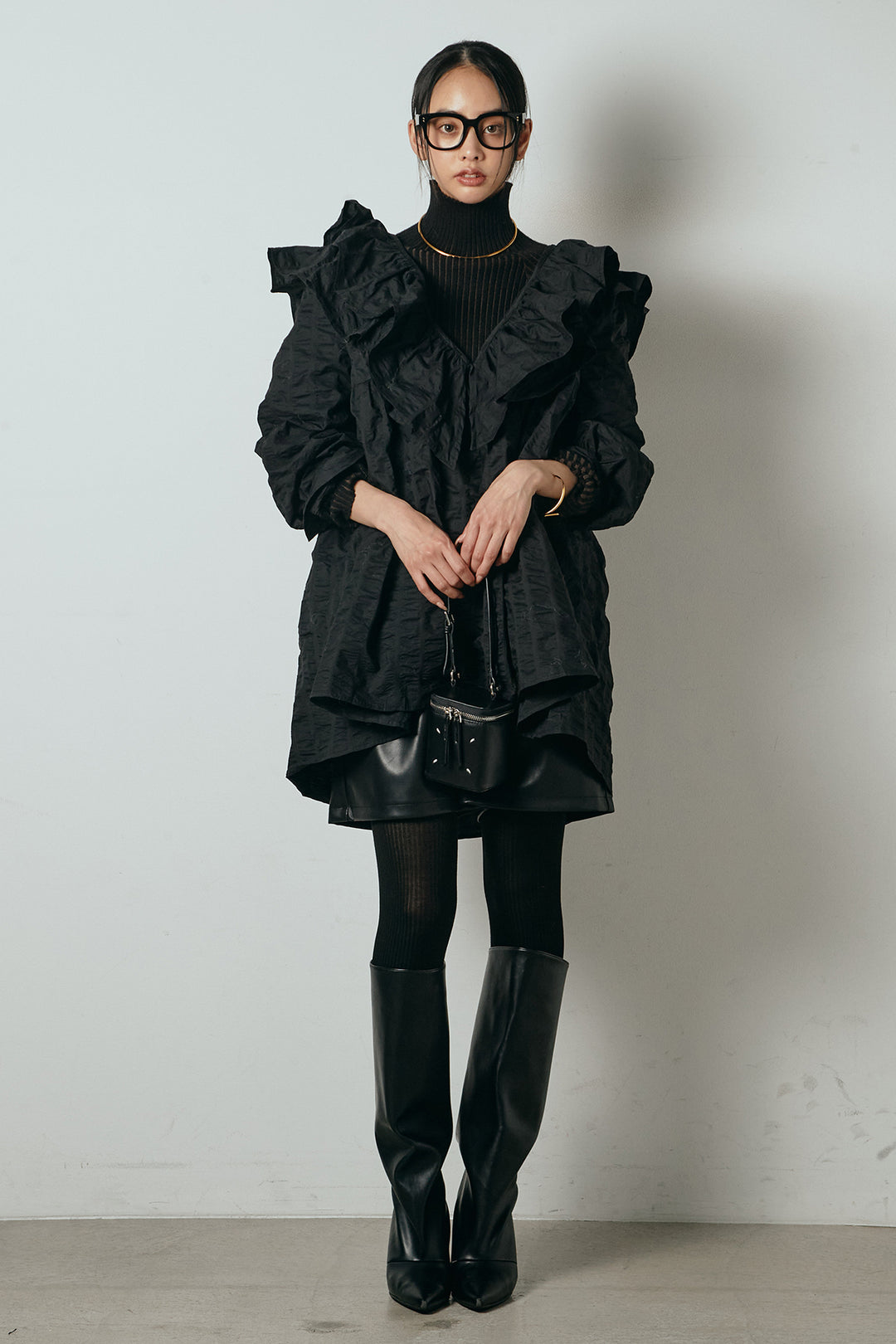 [SET]Vネックフリルカラーブラウス+ストレッチエコレザーバミューダパンツ(2set)