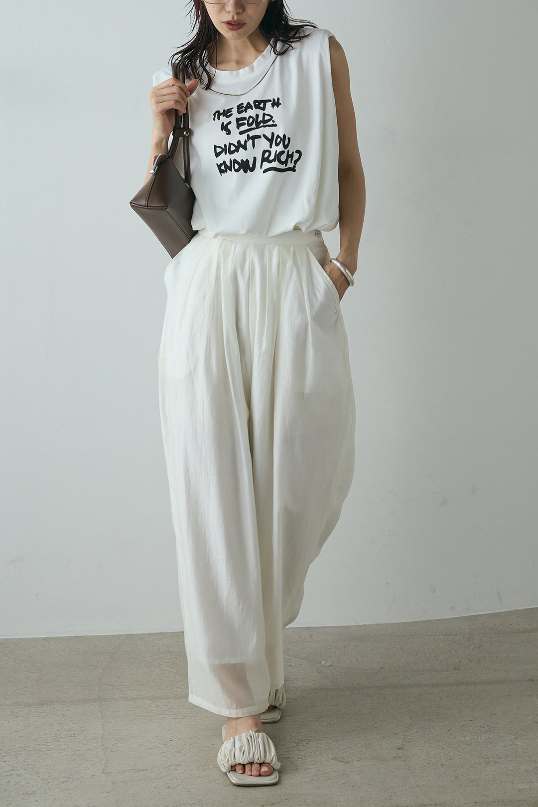 [SET]シルバーネックレス付きロゴTシャツ+カーブシアーパンツ(2set)