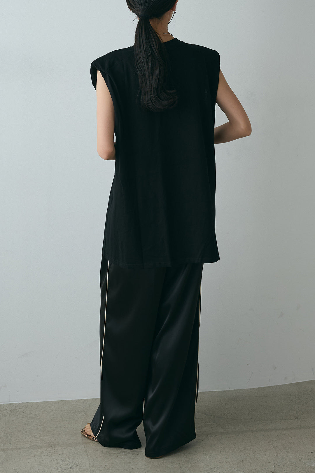 [SET]サイドデザインプリントTシャツ+サイドラインサテンパンツ(2set)