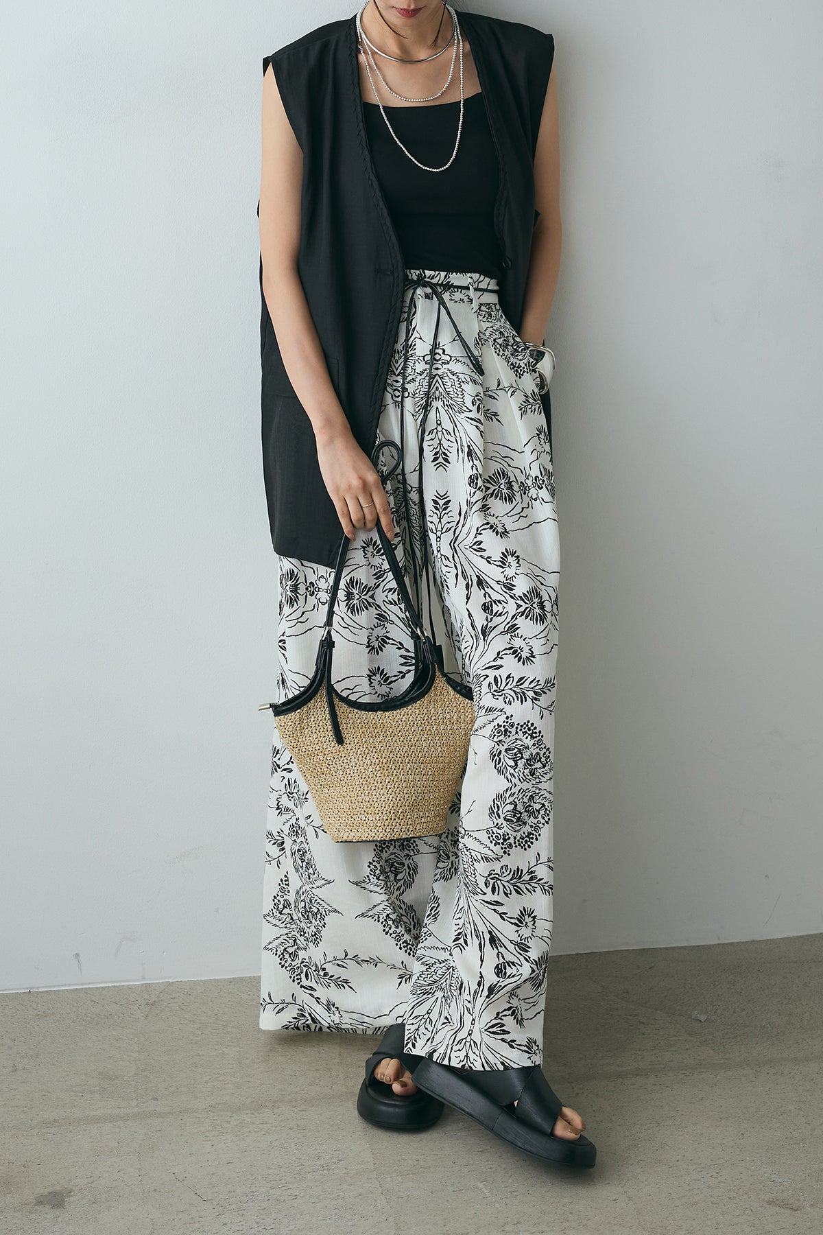 【新品・タグ付き】shéller シェリエ パンツ テーパード 花柄 総柄 新品・タグ付き】shéller シェリエ パンツ テーパード 花柄 総柄