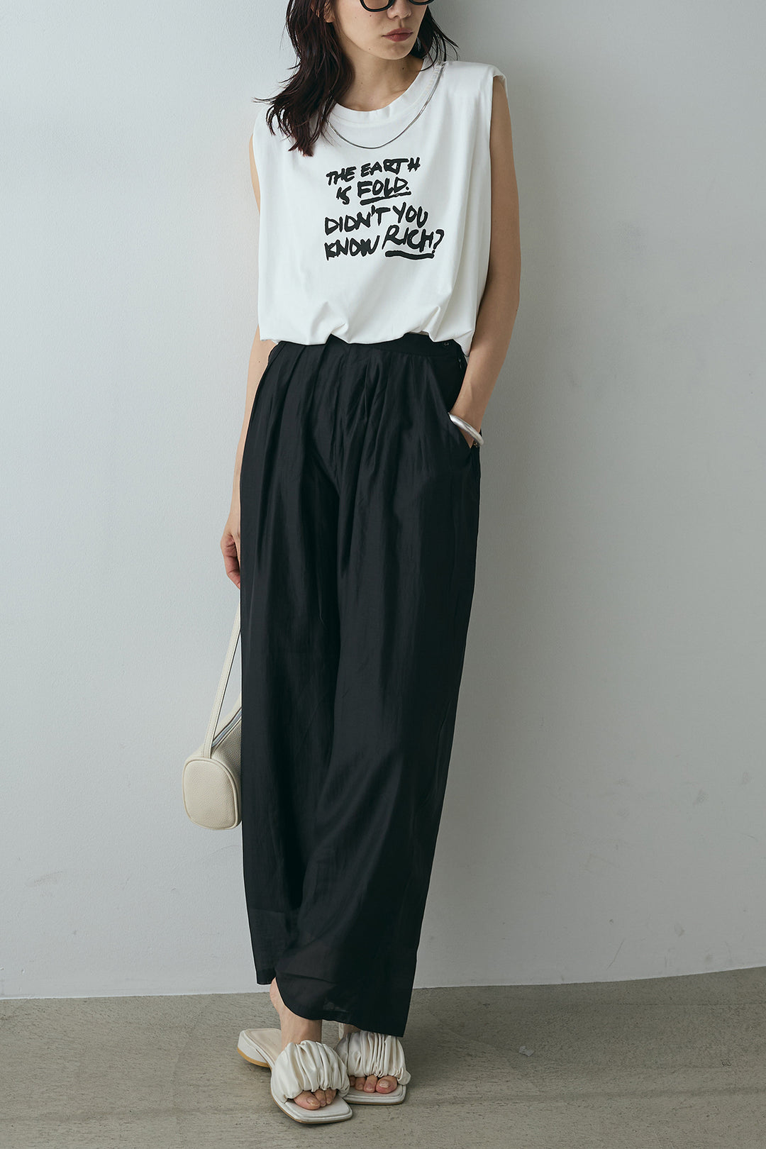 [SET]シルバーネックレス付きロゴTシャツ+カーブシアーパンツ(2set)