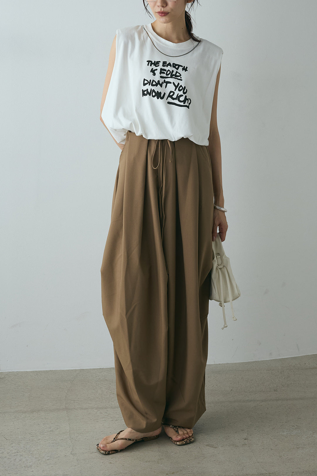 [SET]シルバーネックレス付きロゴTシャツ+ランダムタック入りワイドパンツ(2set)