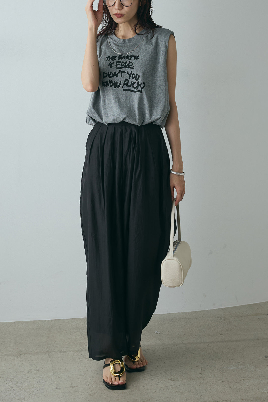 [SET]シルバーネックレス付きロゴTシャツ+カーブシアーパンツ(2set)