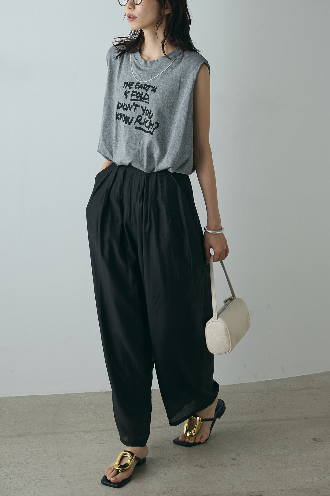 [SET]シルバーネックレス付きロゴTシャツ+カーブシアーパンツ(2set)