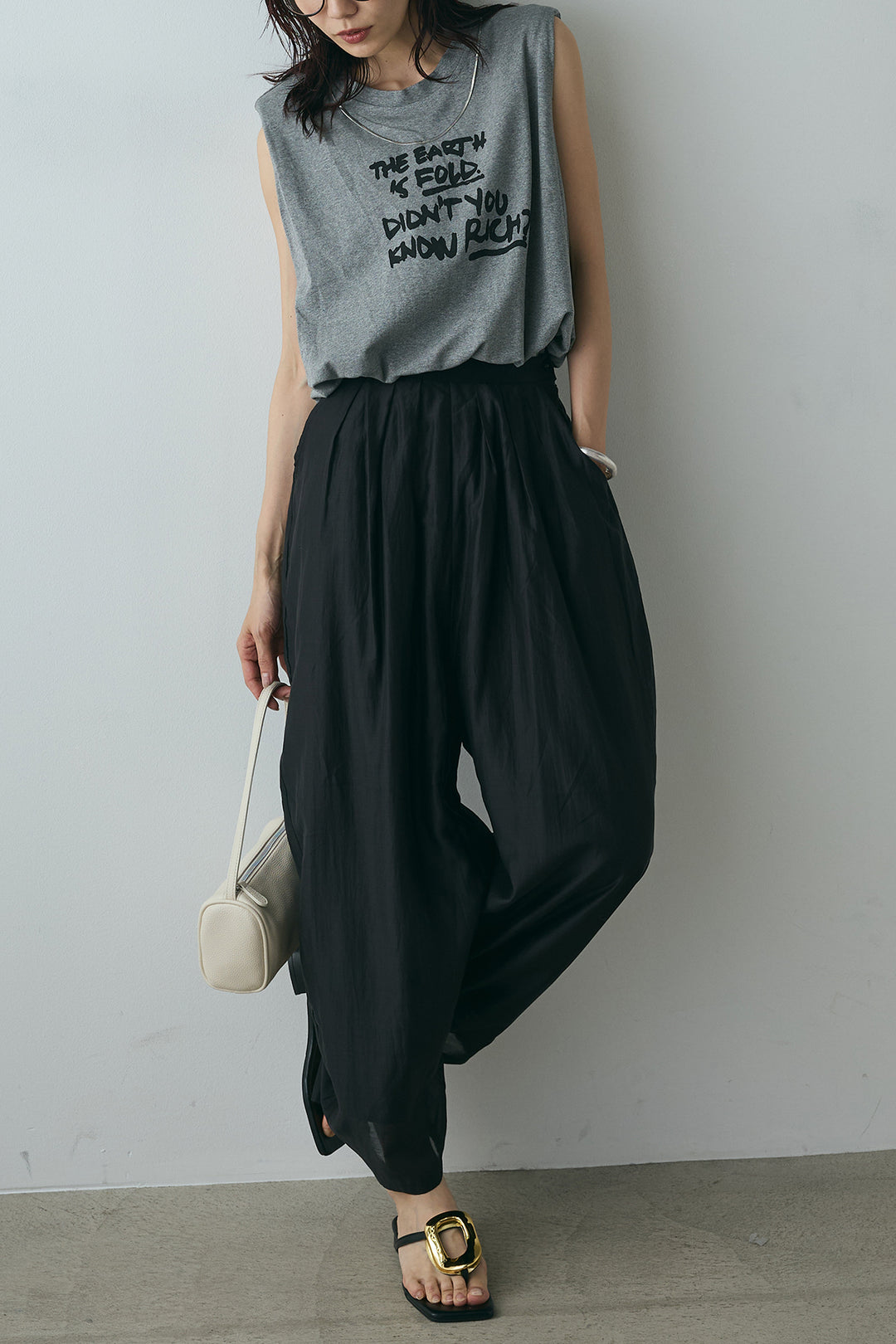 [SET]シルバーネックレス付きロゴTシャツ+カーブシアーパンツ(2set)