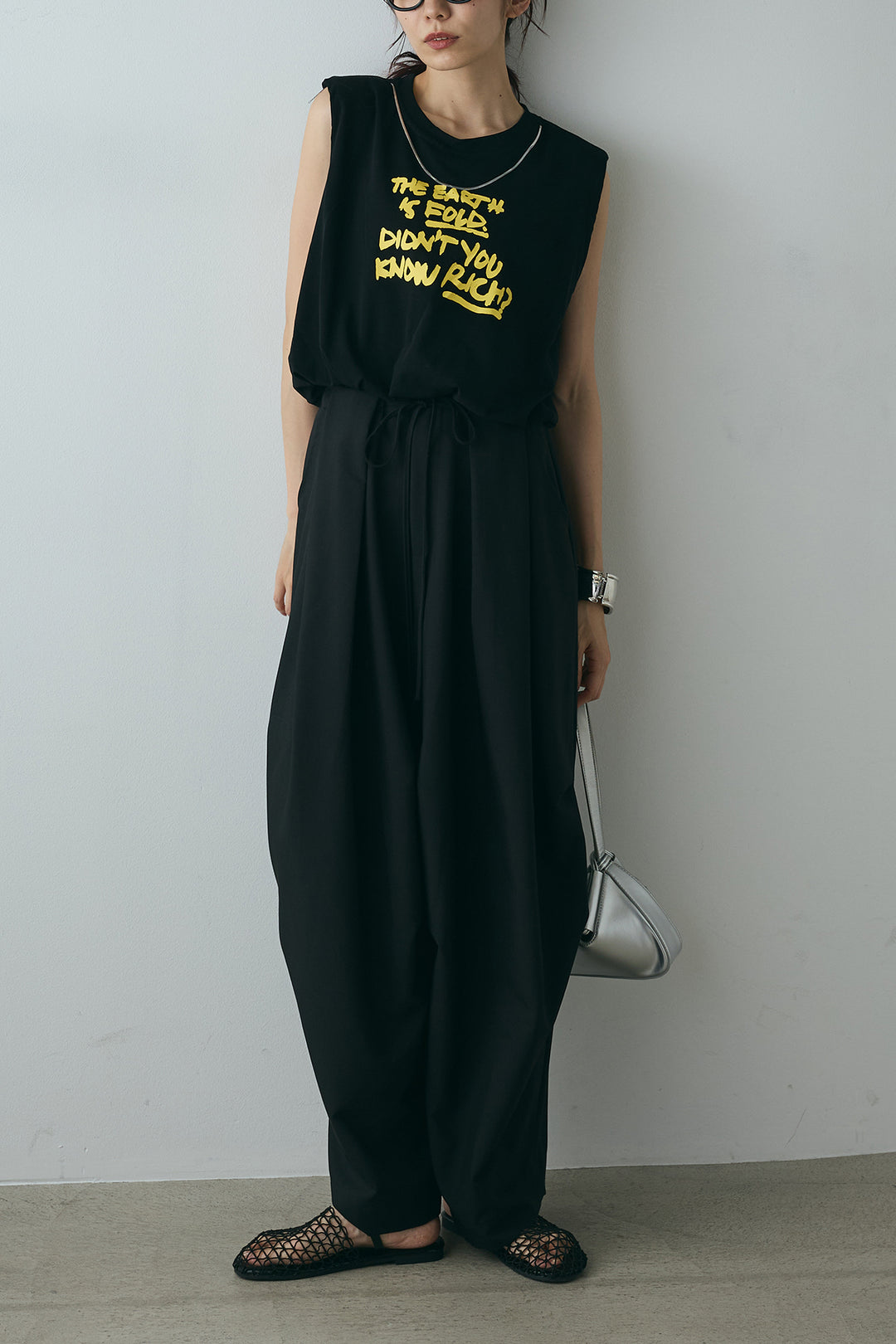 [SET]シルバーネックレス付きロゴTシャツ+ランダムタック入りワイドパンツ(2set)