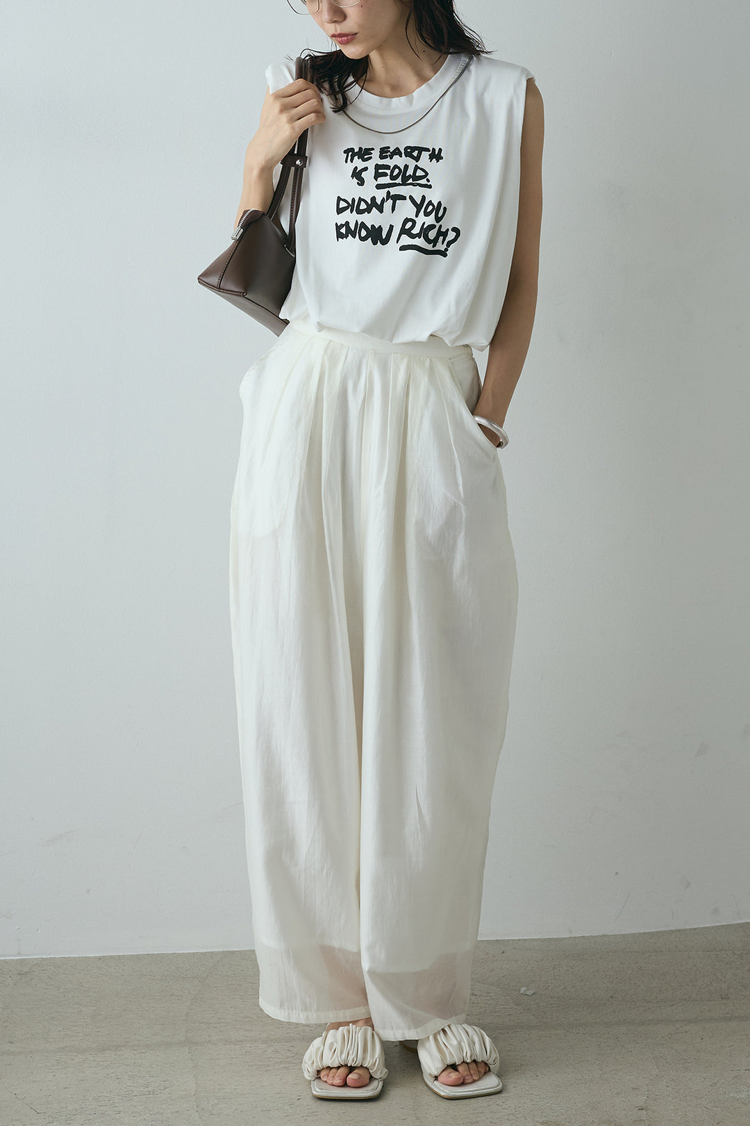 [SET]シルバーネックレス付きロゴTシャツ+カーブシアーパンツ(2set)
