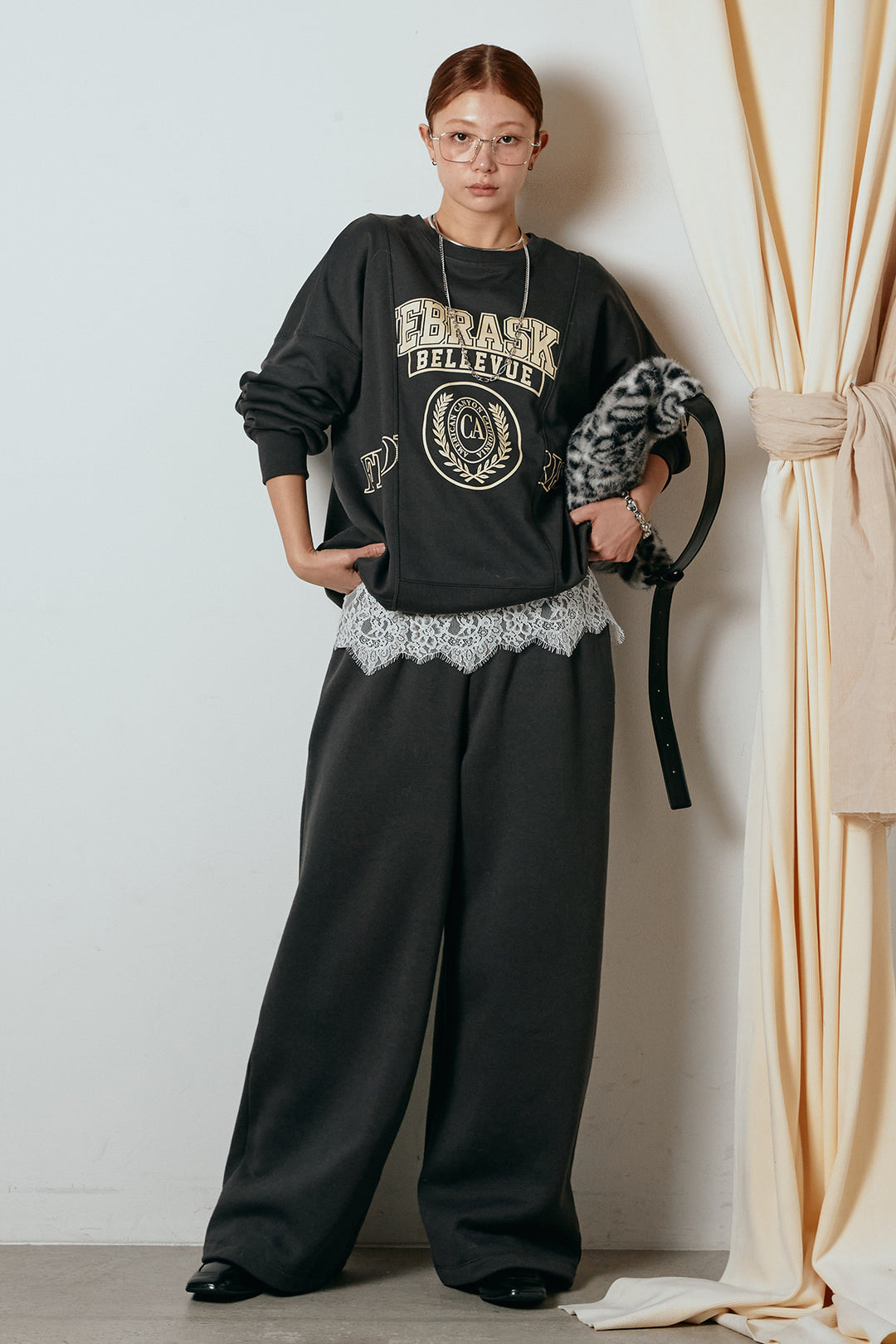 [SET]裏毛カレッジプリントプルオーバー+裏起毛スウェットワイドパンツ+カップ付きレースドッキングキャミソール(3set)