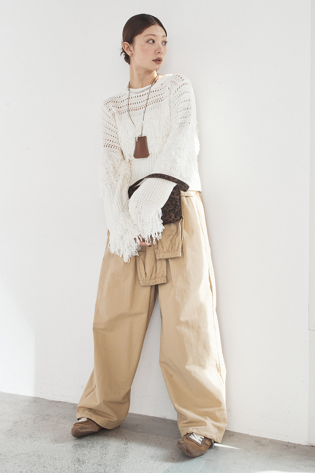 [SET]メッシュフリンジ切り替えプルオーバー+合繊ツイルスタンドウエスト巻きジョガーパンツ(2set)